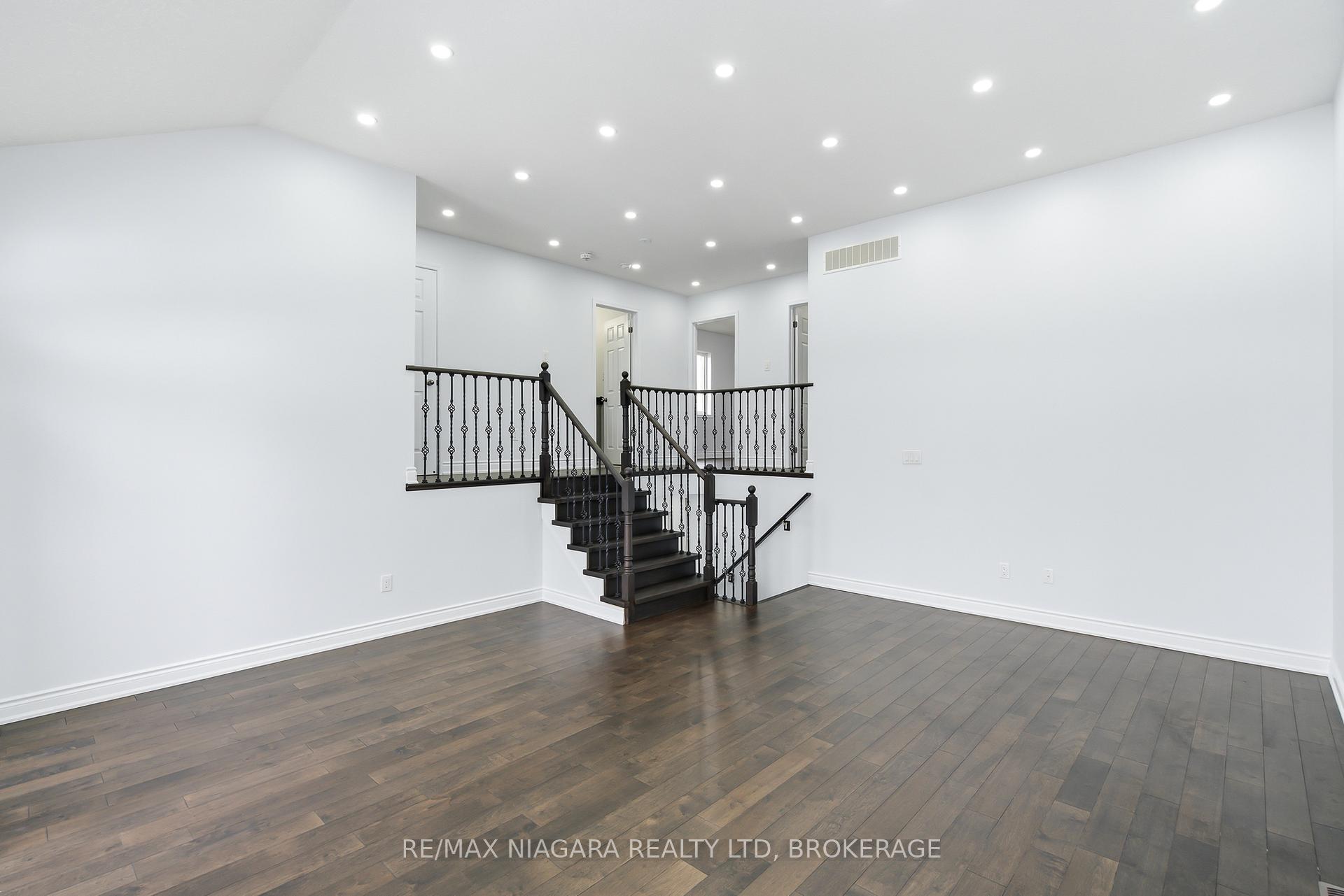 Photo 21 of 8139 Buckeye Crescent, Niagara Falls, Brown — HOMEH