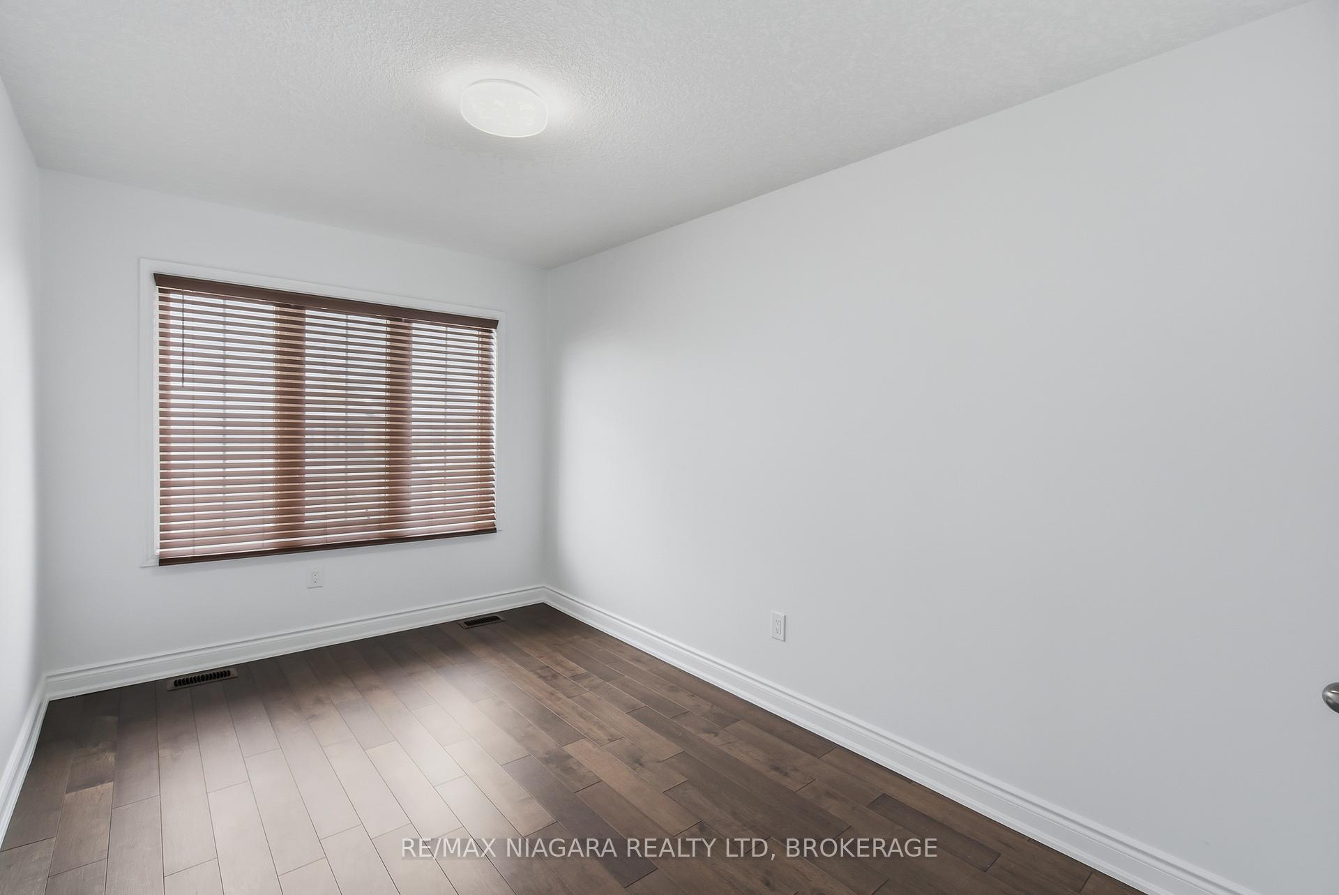 Photo 24 of 8139 Buckeye Crescent, Niagara Falls, Brown — HOMEH