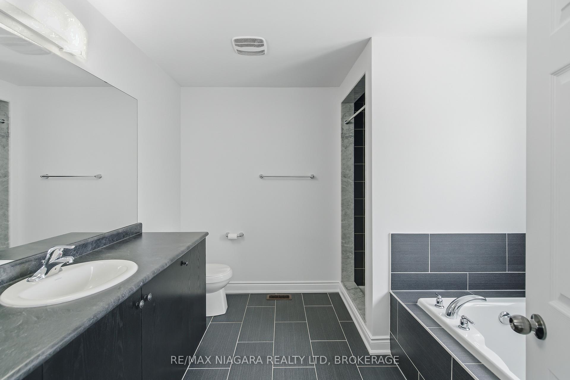 Photo 33 of 8139 Buckeye Crescent, Niagara Falls, Brown — HOMEH