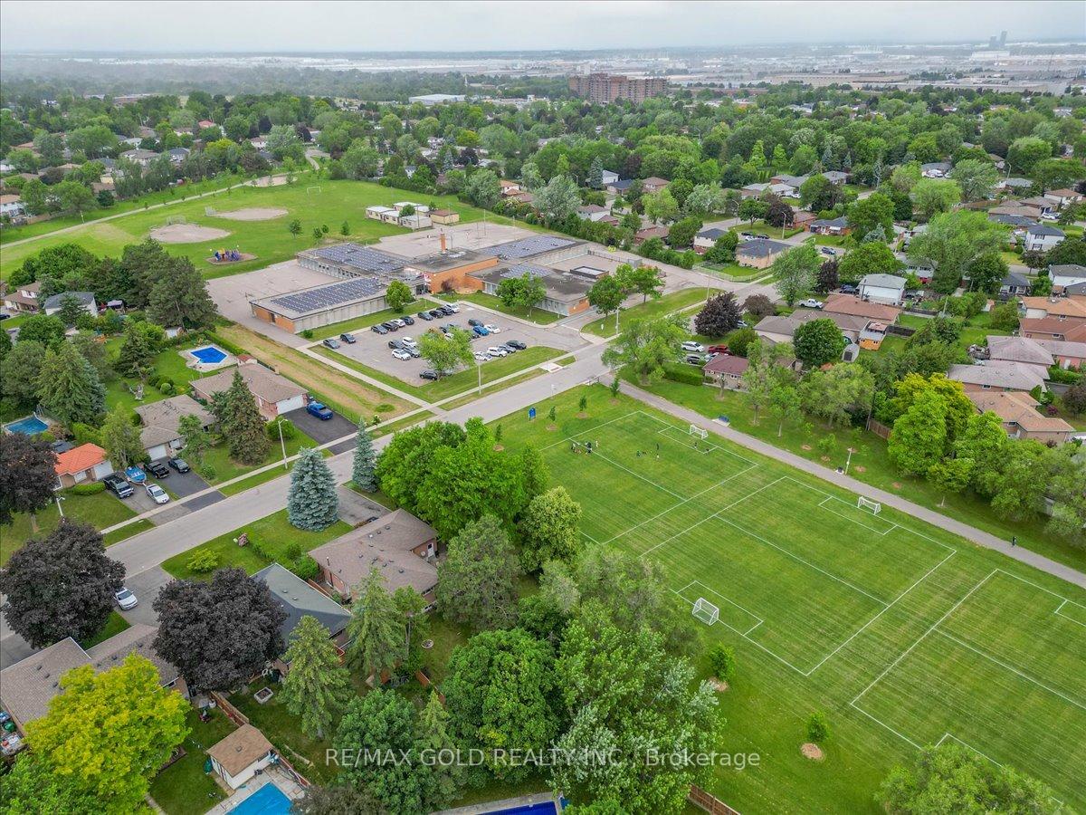 Photo 43 of 53 Dorchester Drive, Brampton, Southgate — HOMEH