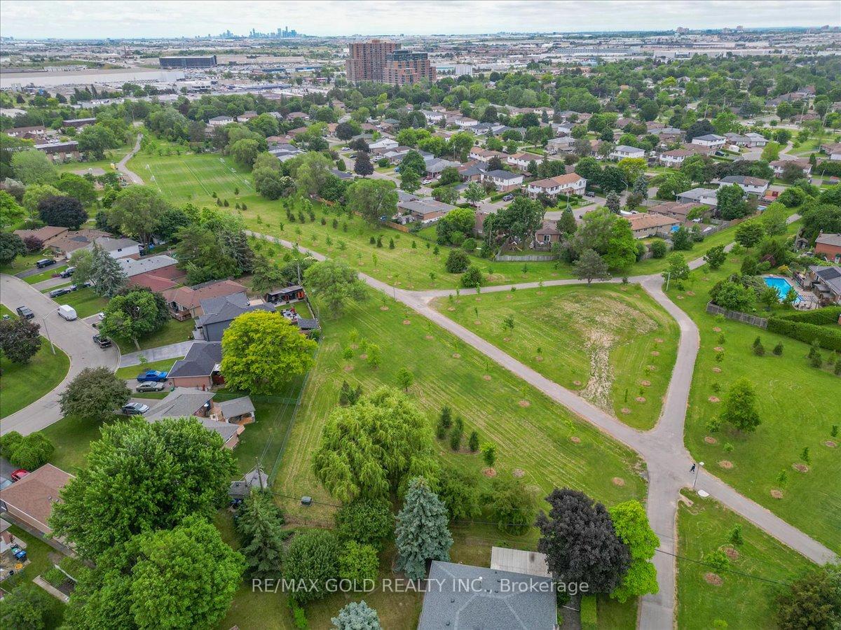 Photo 45 of 53 Dorchester Drive, Brampton, Southgate — HOMEH