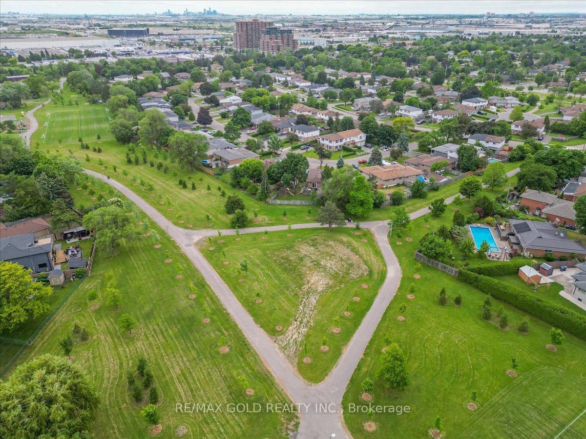 Photo 46 of 53 Dorchester Drive, Brampton, Southgate — HOMEH