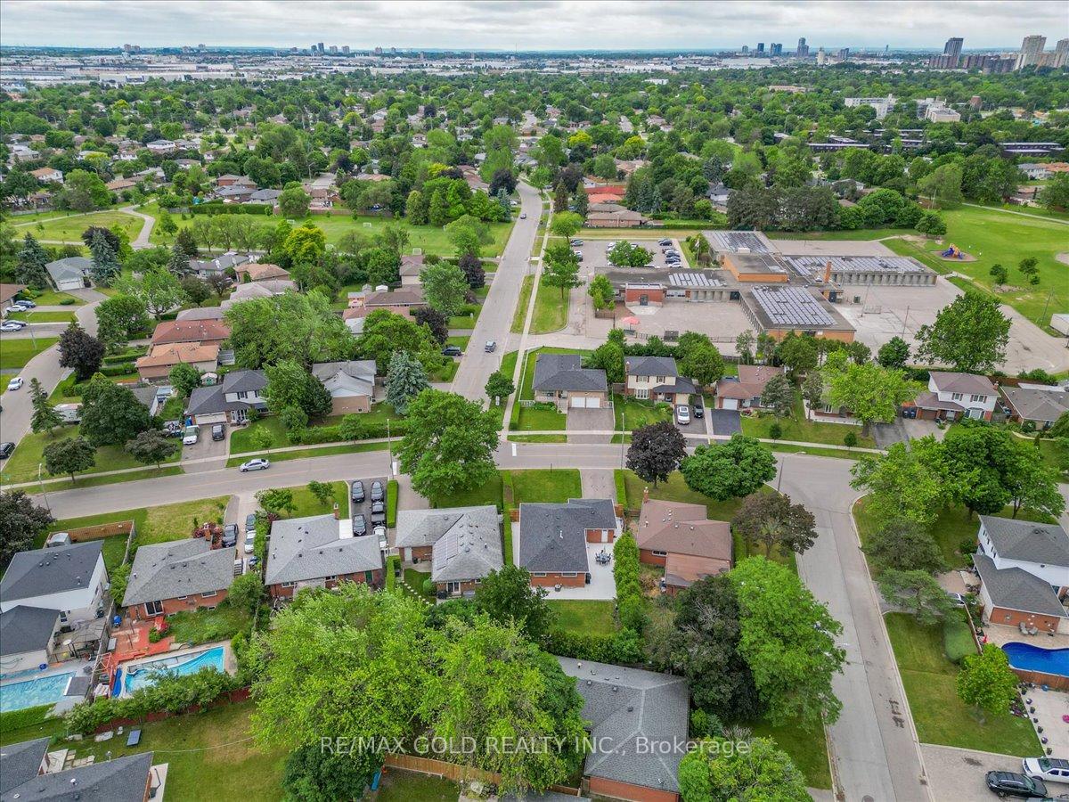 Photo 49 of 53 Dorchester Drive, Brampton, Southgate — HOMEH