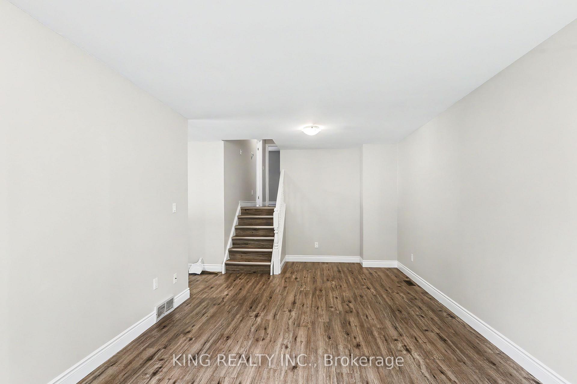 Photo 4 of 287 Portsmouth Crescent E, London, East I — HOMEH