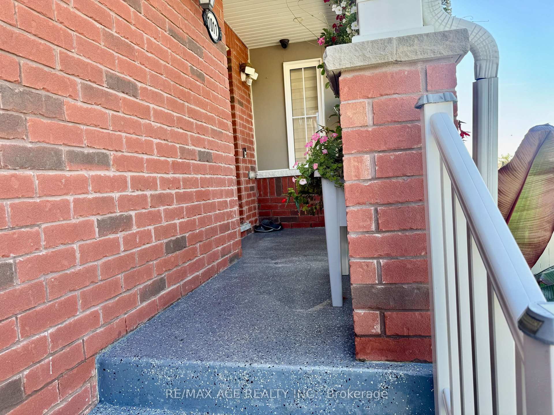 Photo 4 of 1011 Cameo Street, Pickering, Rural Pickering — HOMEH