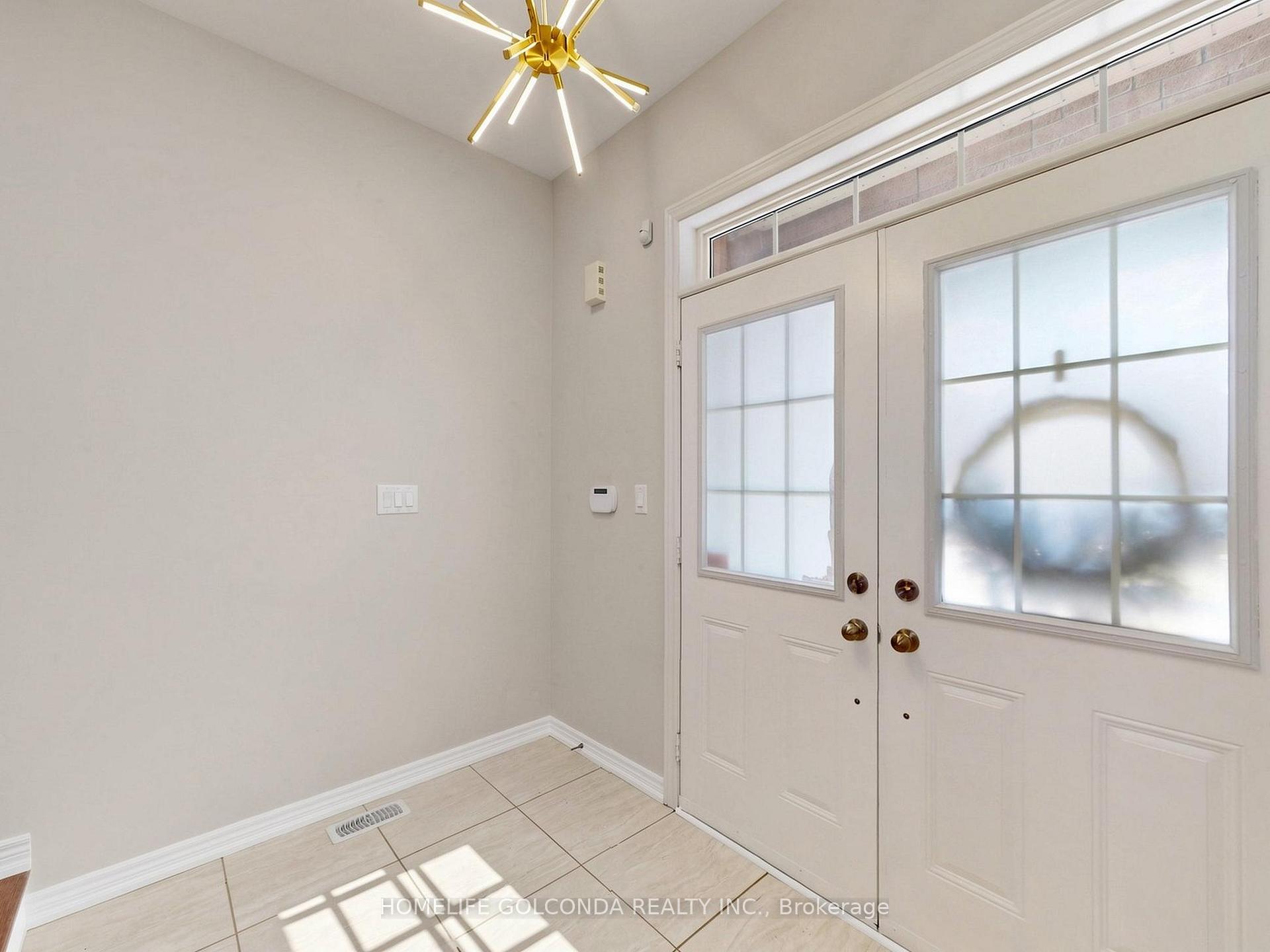 Photo 3 of 31 Bolsby Court, Aurora, Rural Aurora — HOMEH
