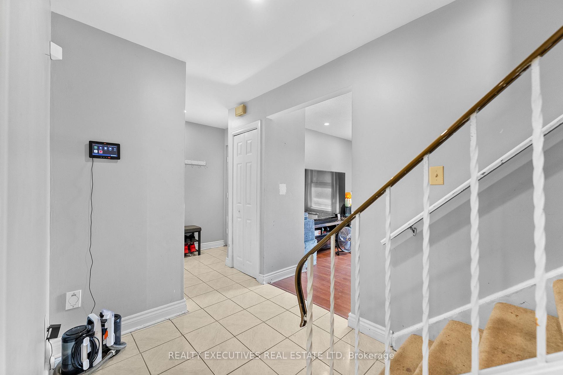 Photo 11 of 41 Winchester Drive, Ottawa, Kanata - Glencairn/Hazeldean — HOMEH