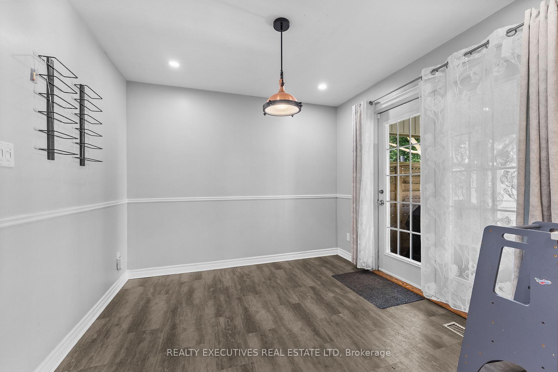 Photo 17 of 41 Winchester Drive, Ottawa, Kanata - Glencairn/Hazeldean — HOMEH