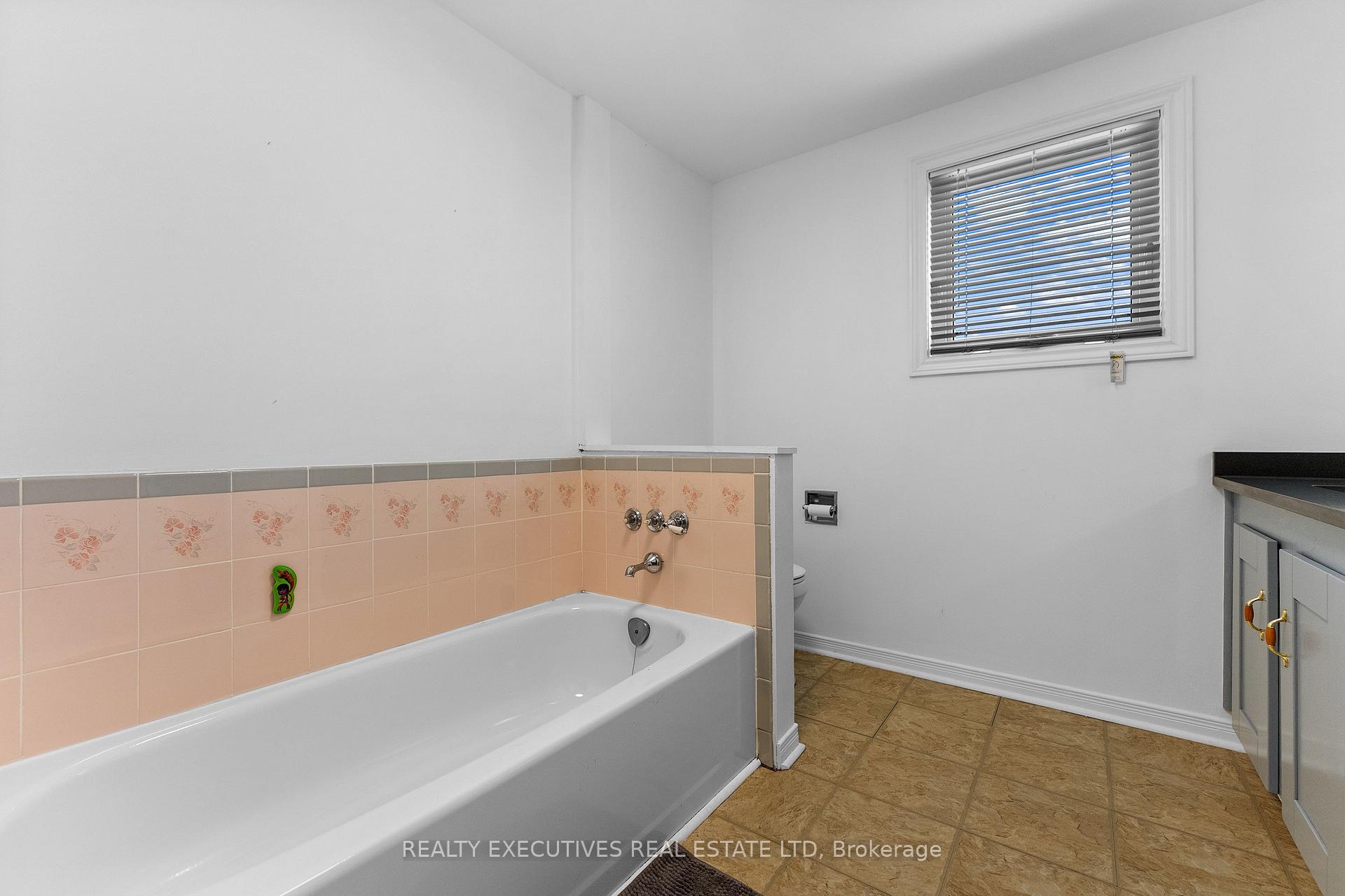 Photo 24 of 41 Winchester Drive, Ottawa, Kanata - Glencairn/Hazeldean — HOMEH