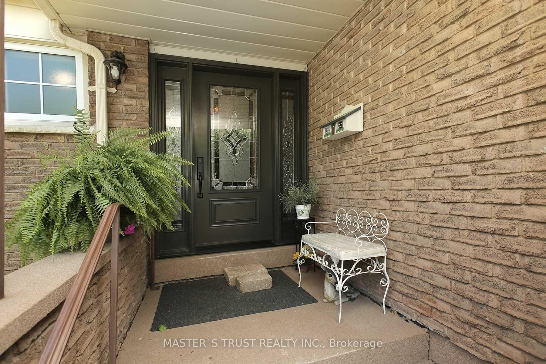 Photo 2 of 1319 White Oaks Boulevard E, Oakville, Falgarwood — HOMEH