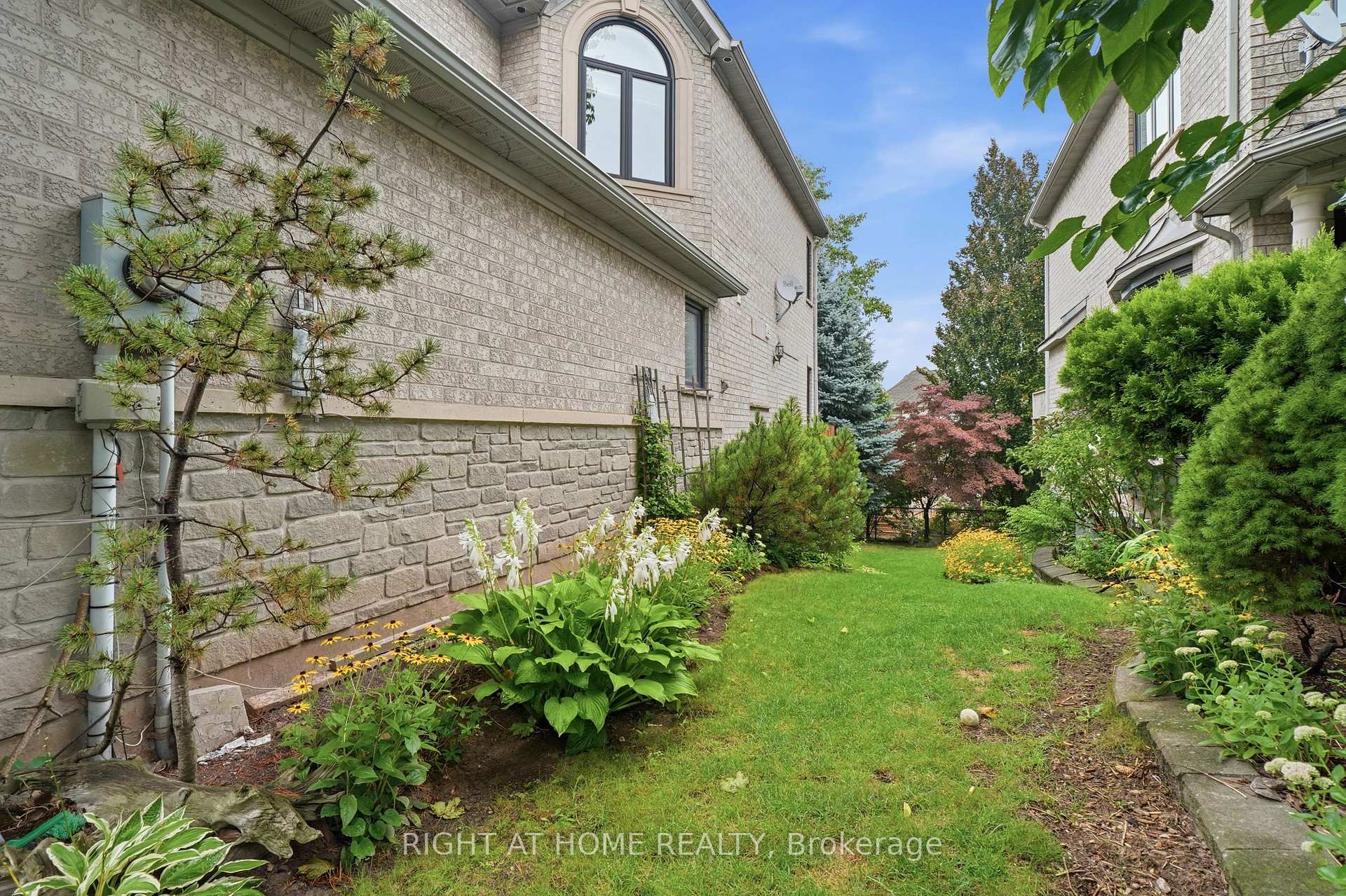 Photo 2 of 2121 Pinevalley Crescent, Oakville, Joshua Creek — HOMEH