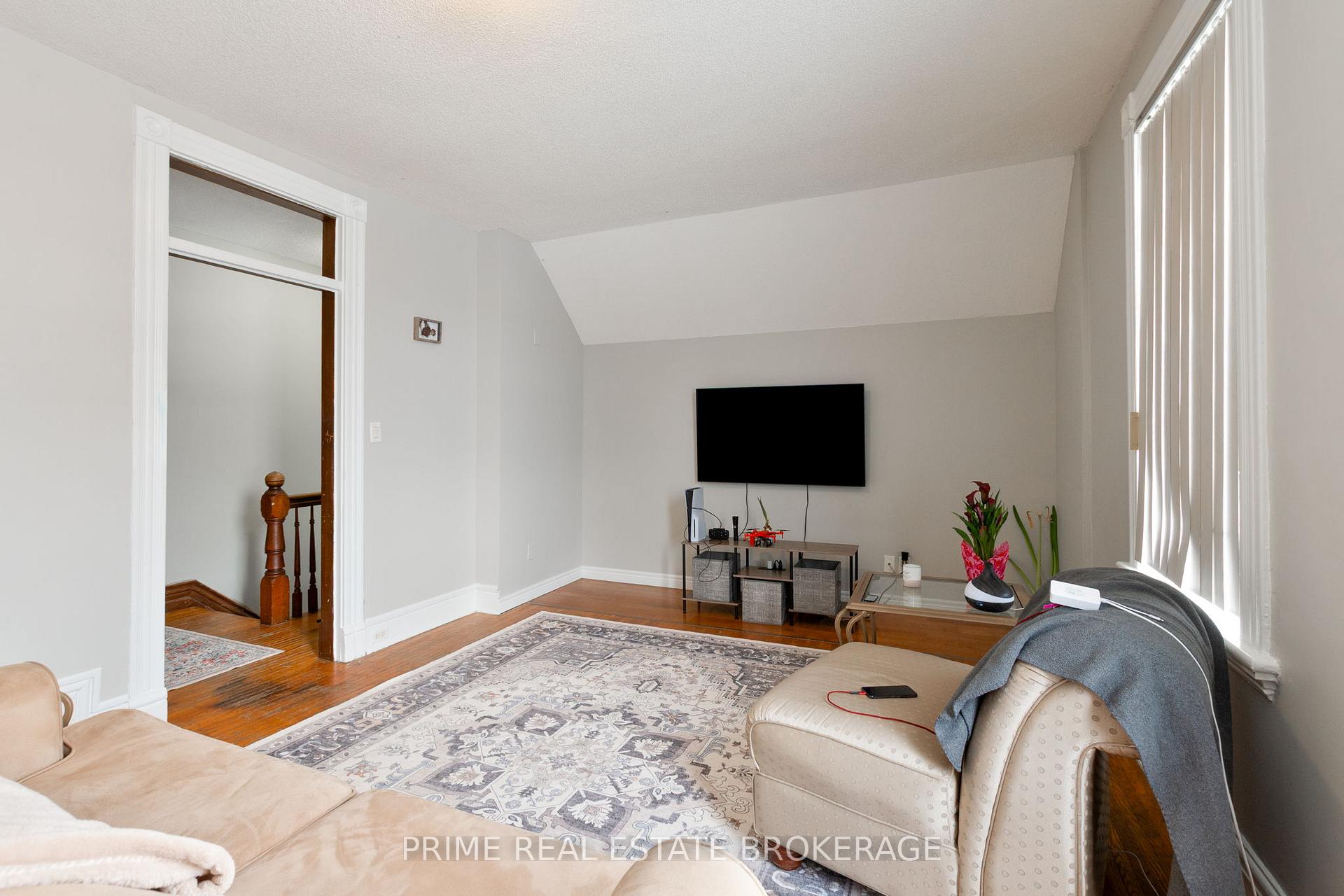 Photo 8 of 142 John Street, London, East F — HOMEH