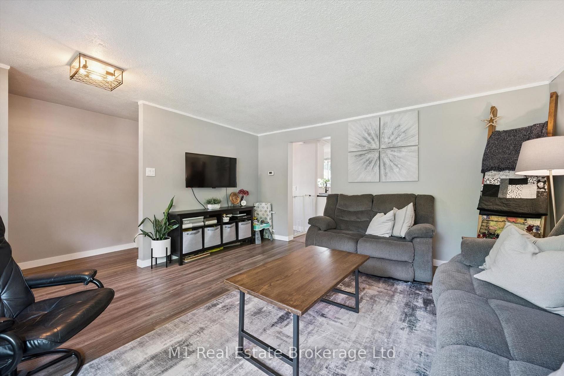 Photo 6 of 372 Argyll Street, Centre Wellington, Fergus — HOMEH