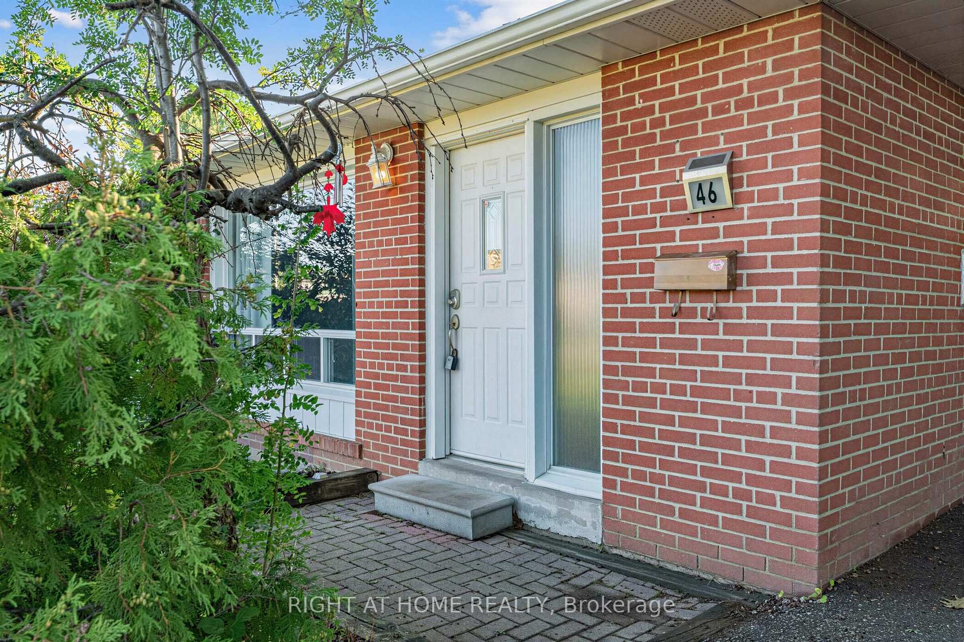 Photo 3 of 46 Aloma Crescent, Brampton, Avondale — HOMEH