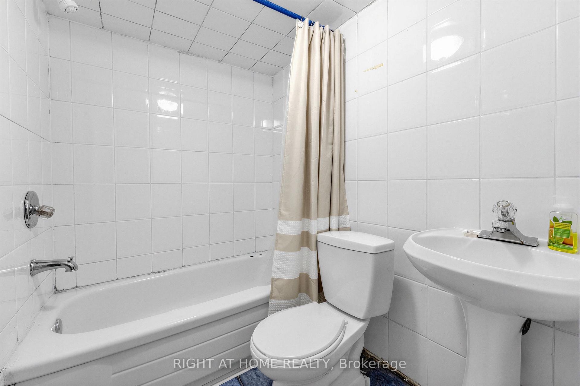 Photo 24 of 46 Aloma Crescent, Brampton, Avondale — HOMEH