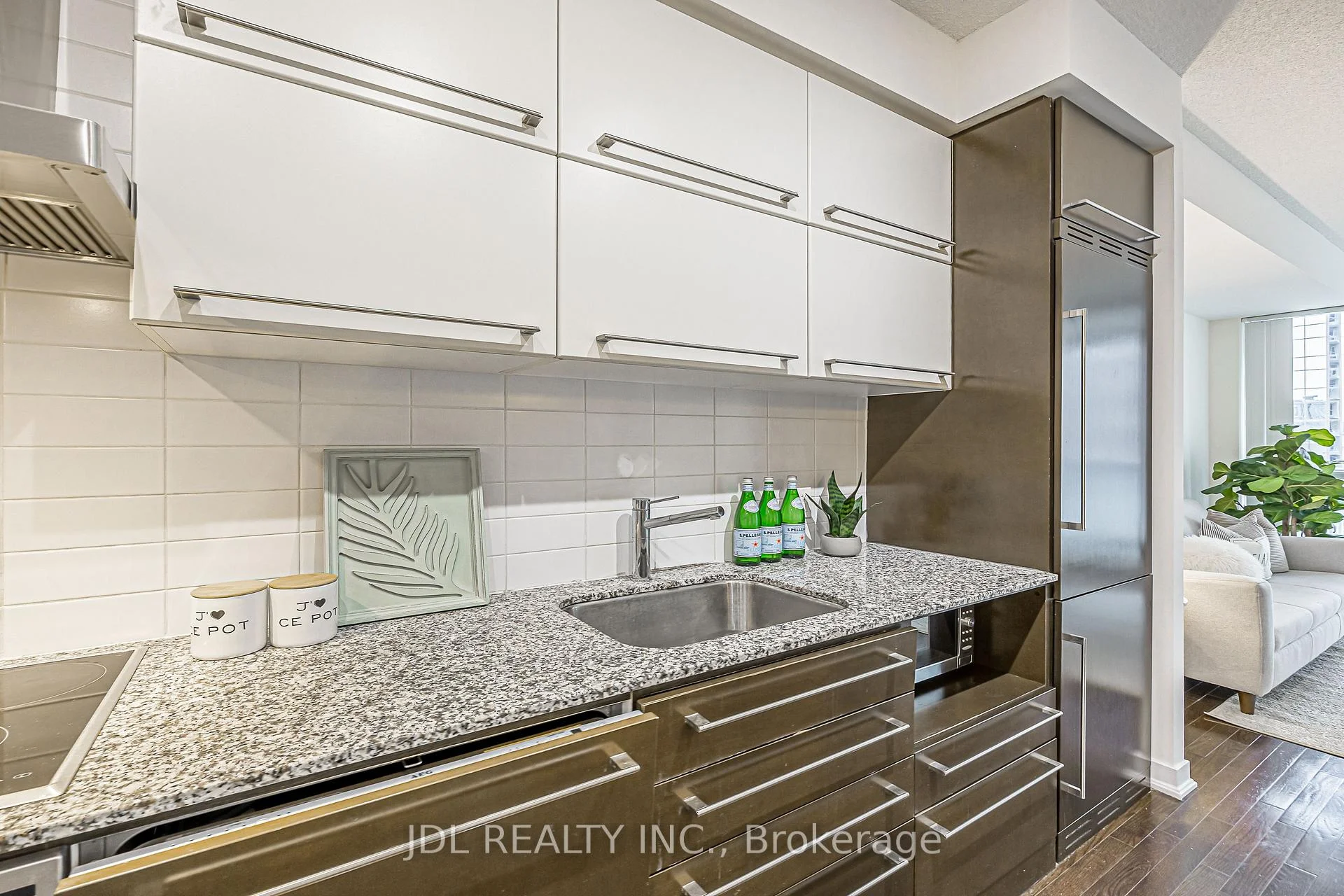 Photo 9 of Unit 1105, 770 Bay Street, Toronto, Bay Street Corridor — HOMEH