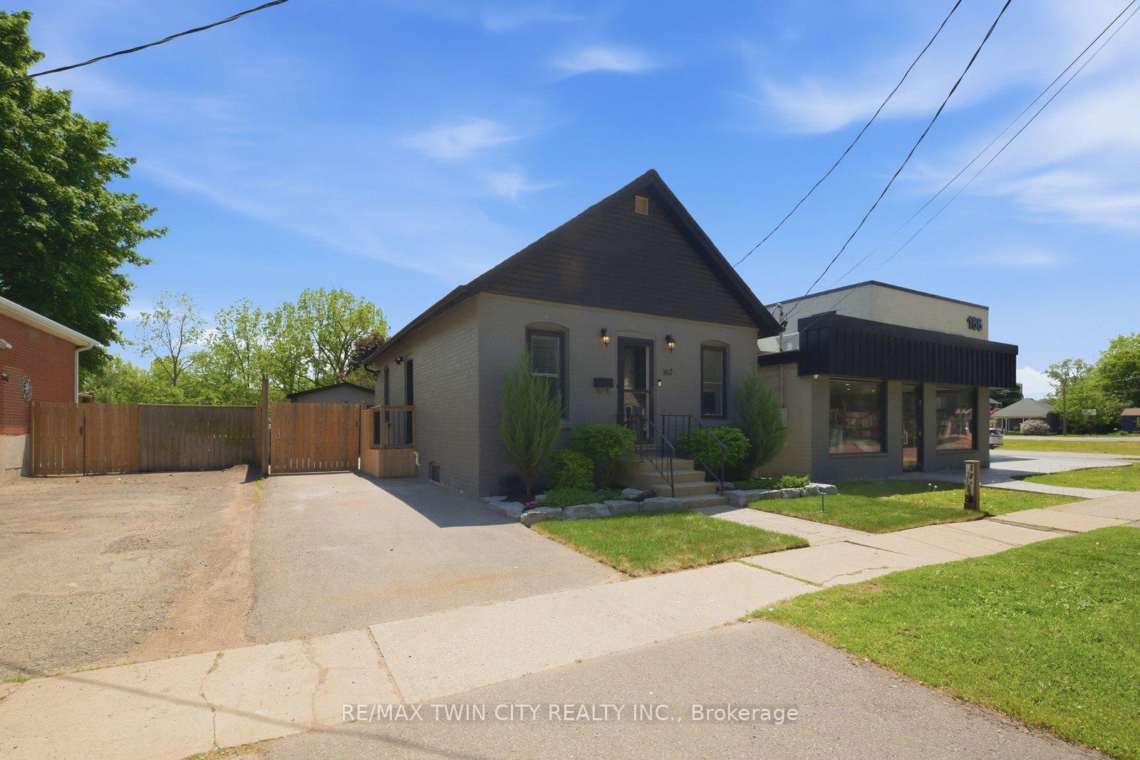Photo 3 of 162 Grand River Avenue, Brantford, Holmedale — HOMEH