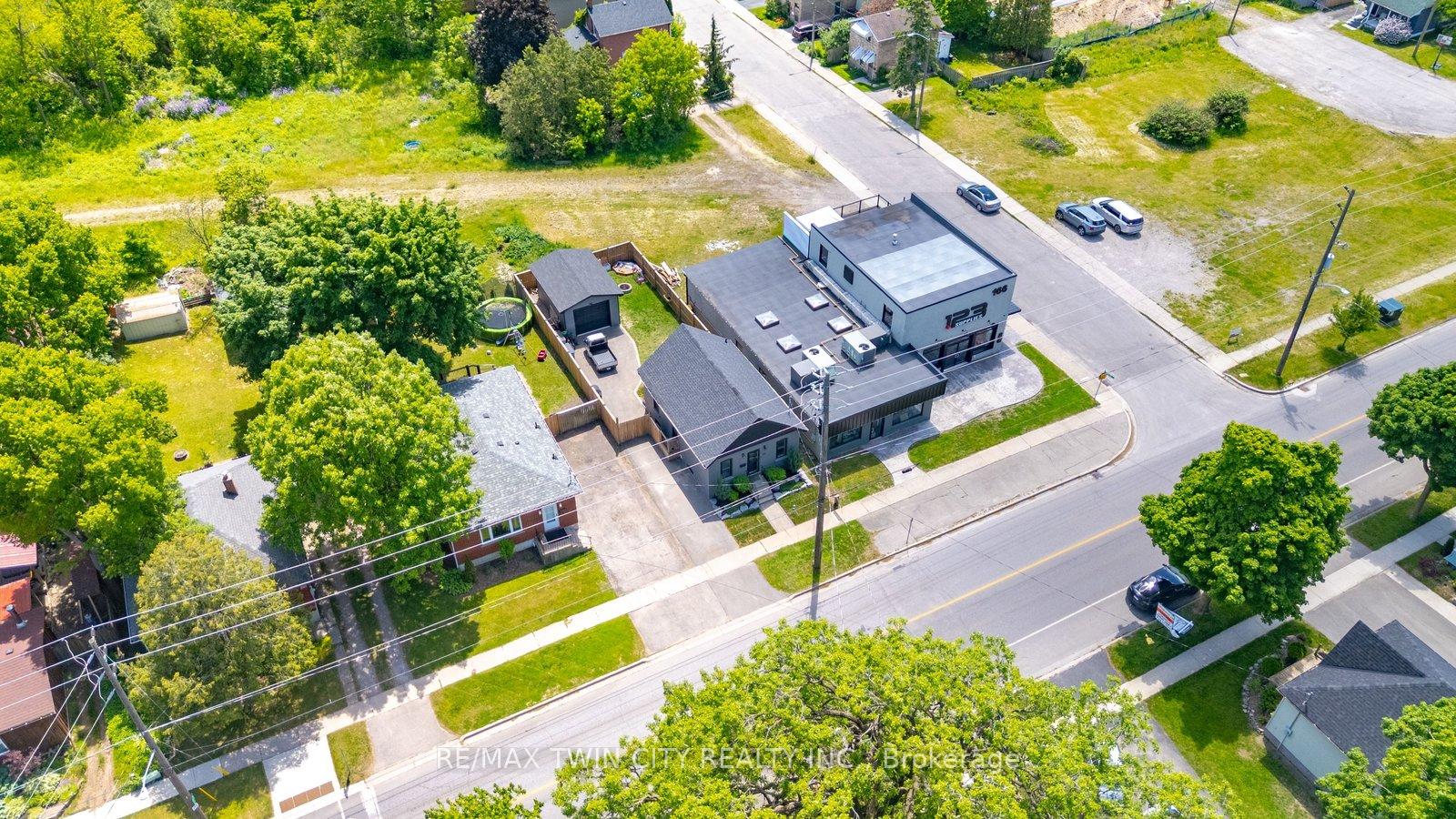 Photo 4 of 162 Grand River Avenue, Brantford, Holmedale — HOMEH