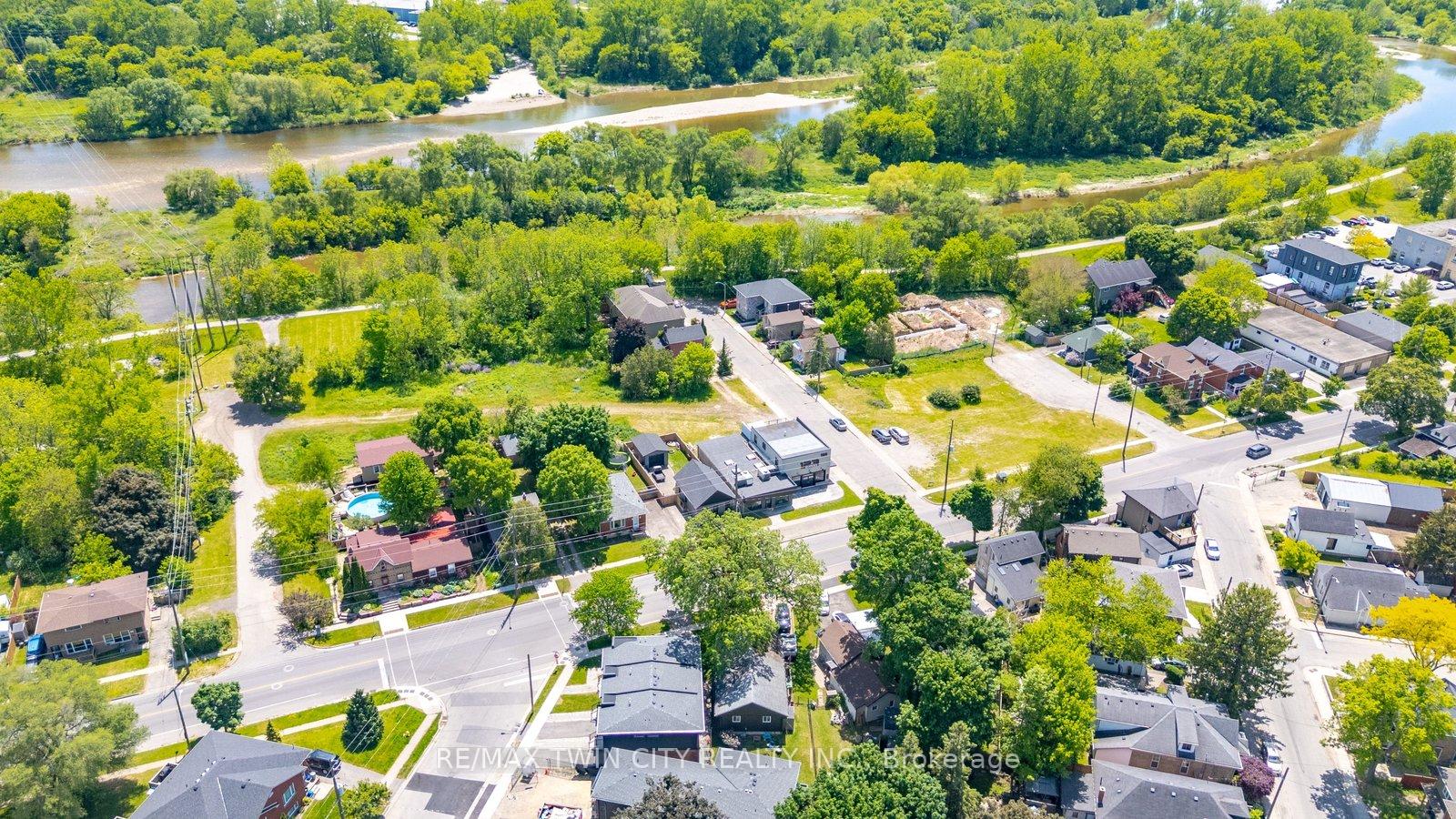 Photo 5 of 162 Grand River Avenue, Brantford, Holmedale — HOMEH