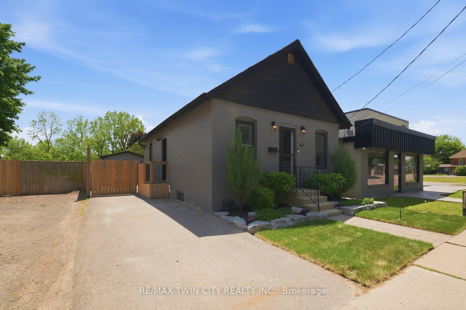 Photo 9 of 162 Grand River Avenue, Brantford, Holmedale — HOMEH
