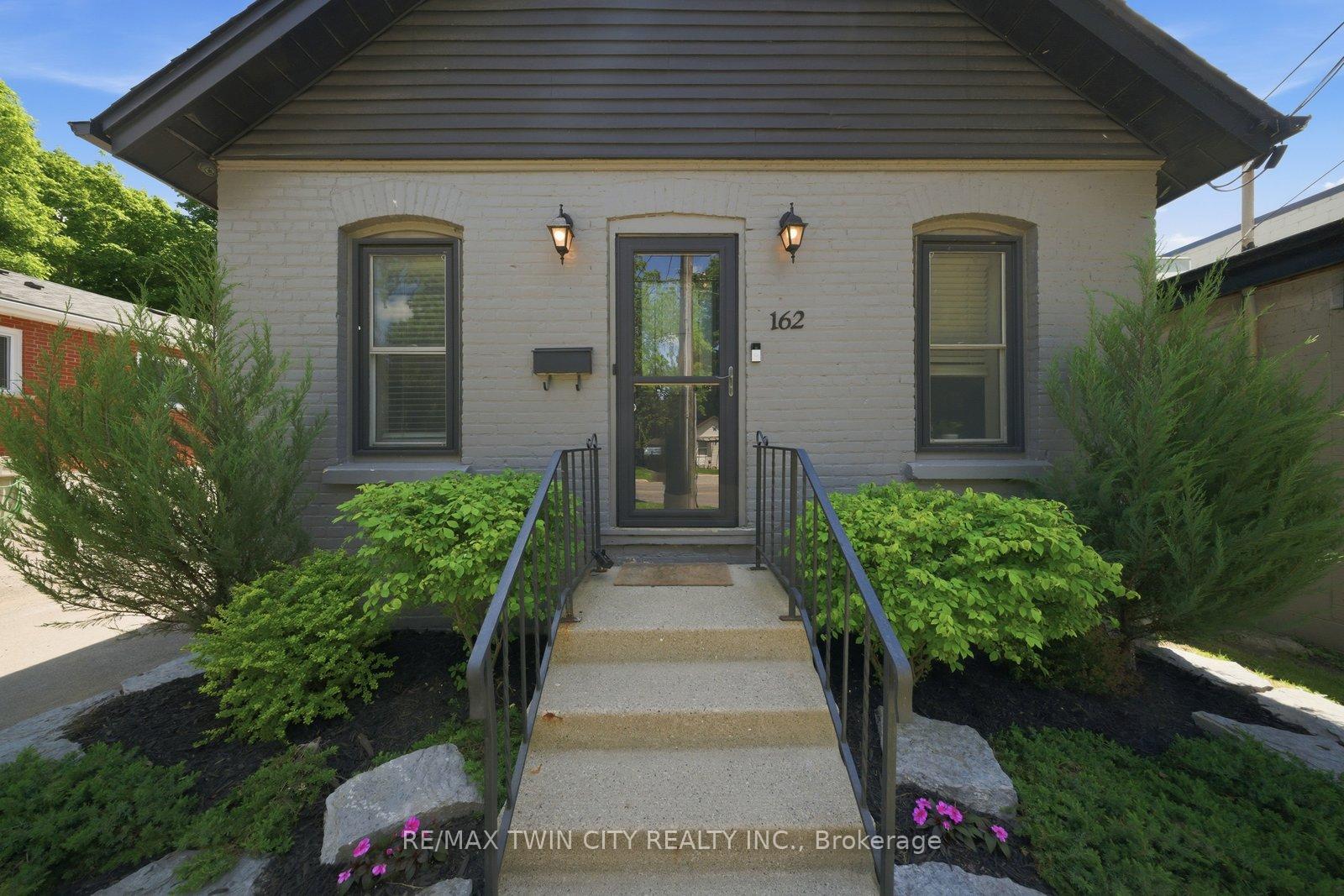 Photo 10 of 162 Grand River Avenue, Brantford, Holmedale — HOMEH