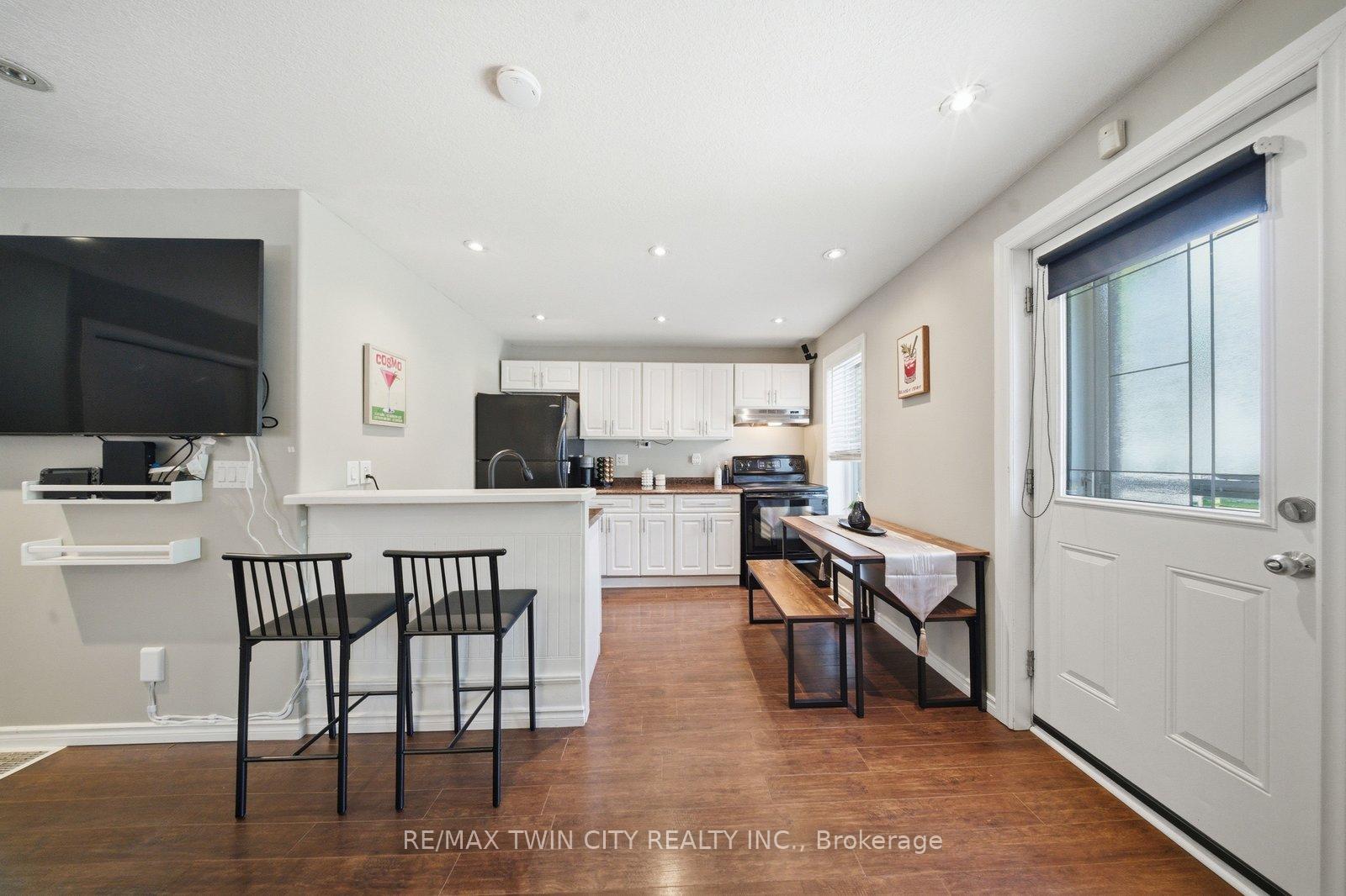 Photo 15 of 162 Grand River Avenue, Brantford, Holmedale — HOMEH