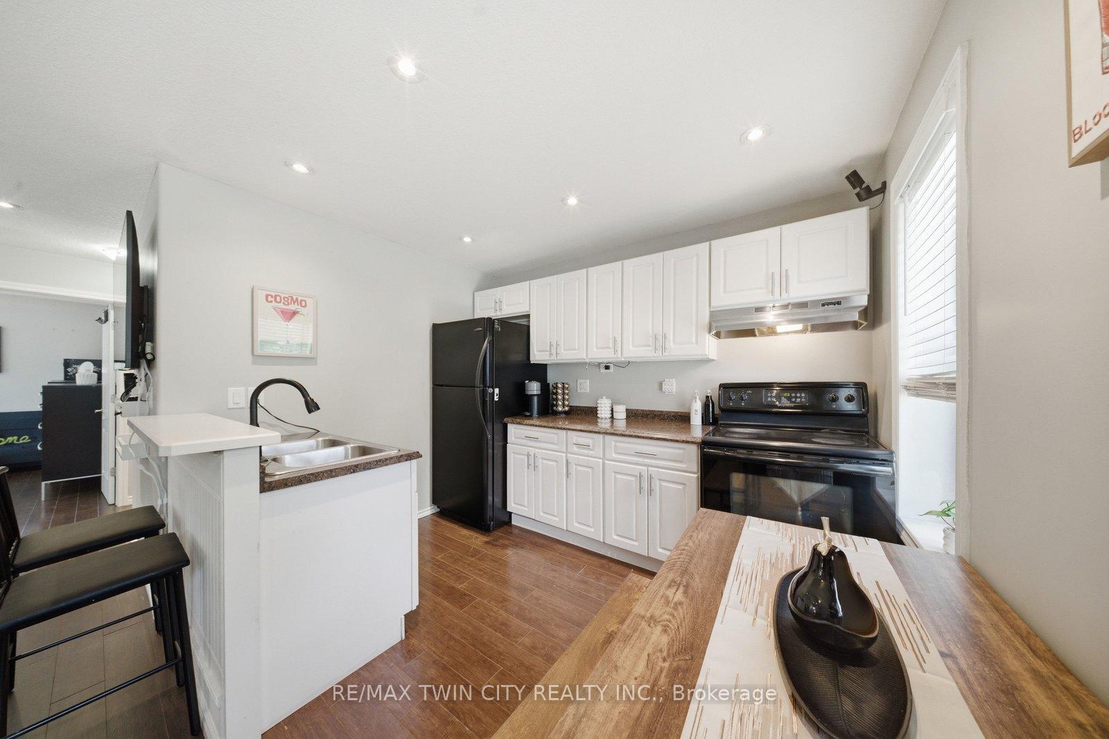 Photo 16 of 162 Grand River Avenue, Brantford, Holmedale — HOMEH