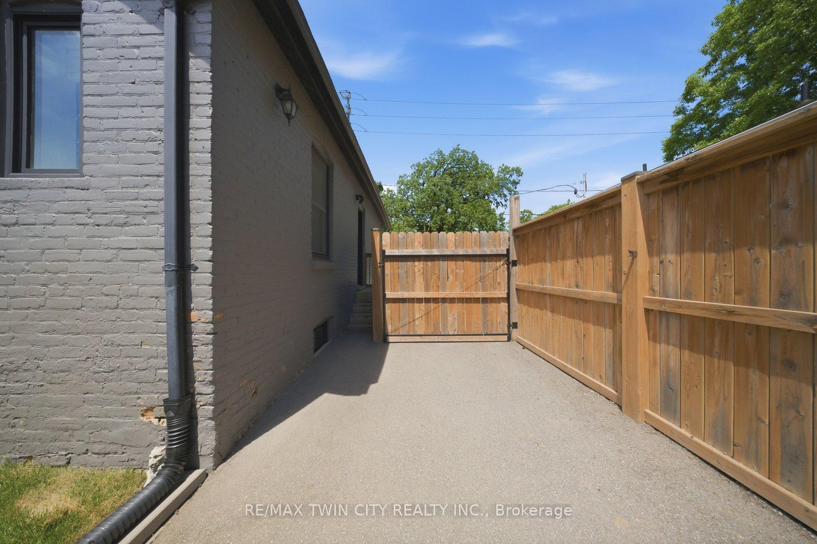 Photo 24 of 162 Grand River Avenue, Brantford, Holmedale — HOMEH