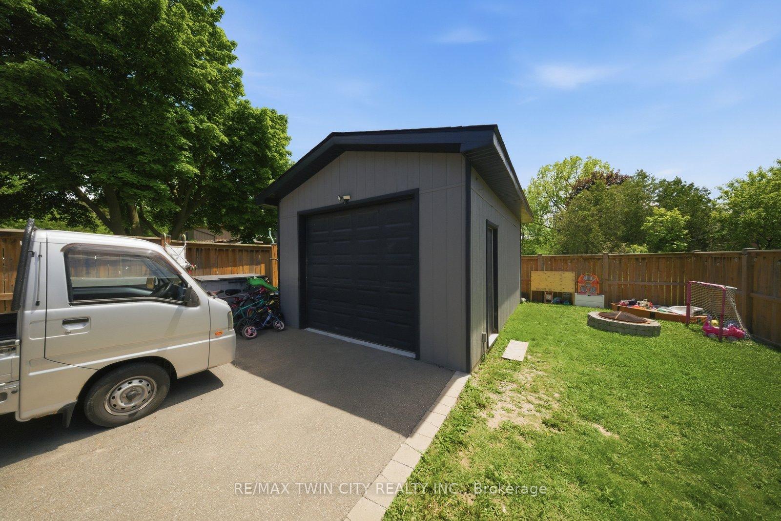 Photo 31 of 162 Grand River Avenue, Brantford, Holmedale — HOMEH