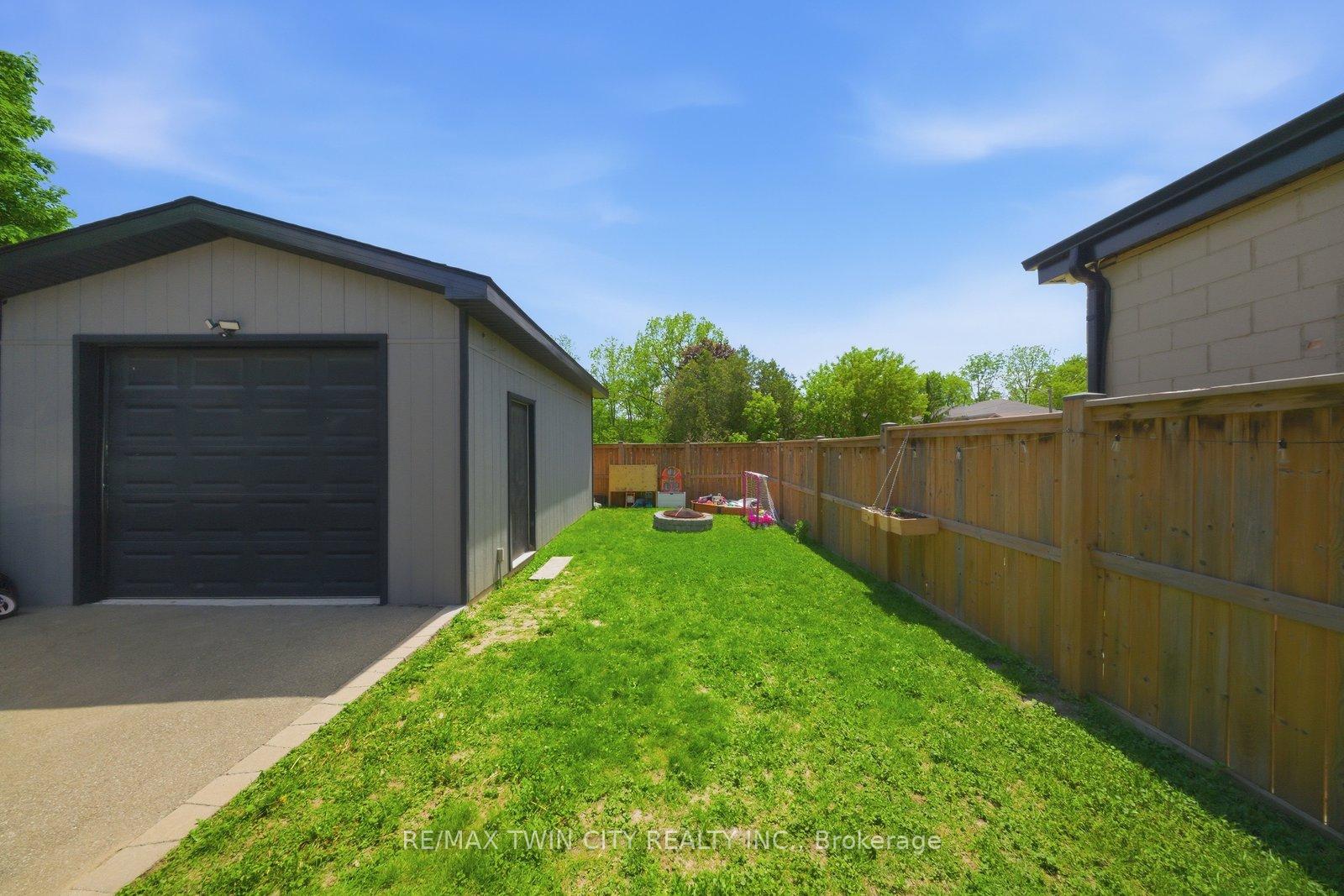 Photo 32 of 162 Grand River Avenue, Brantford, Holmedale — HOMEH