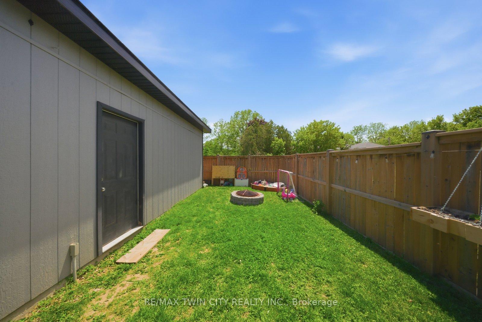 Photo 33 of 162 Grand River Avenue, Brantford, Holmedale — HOMEH