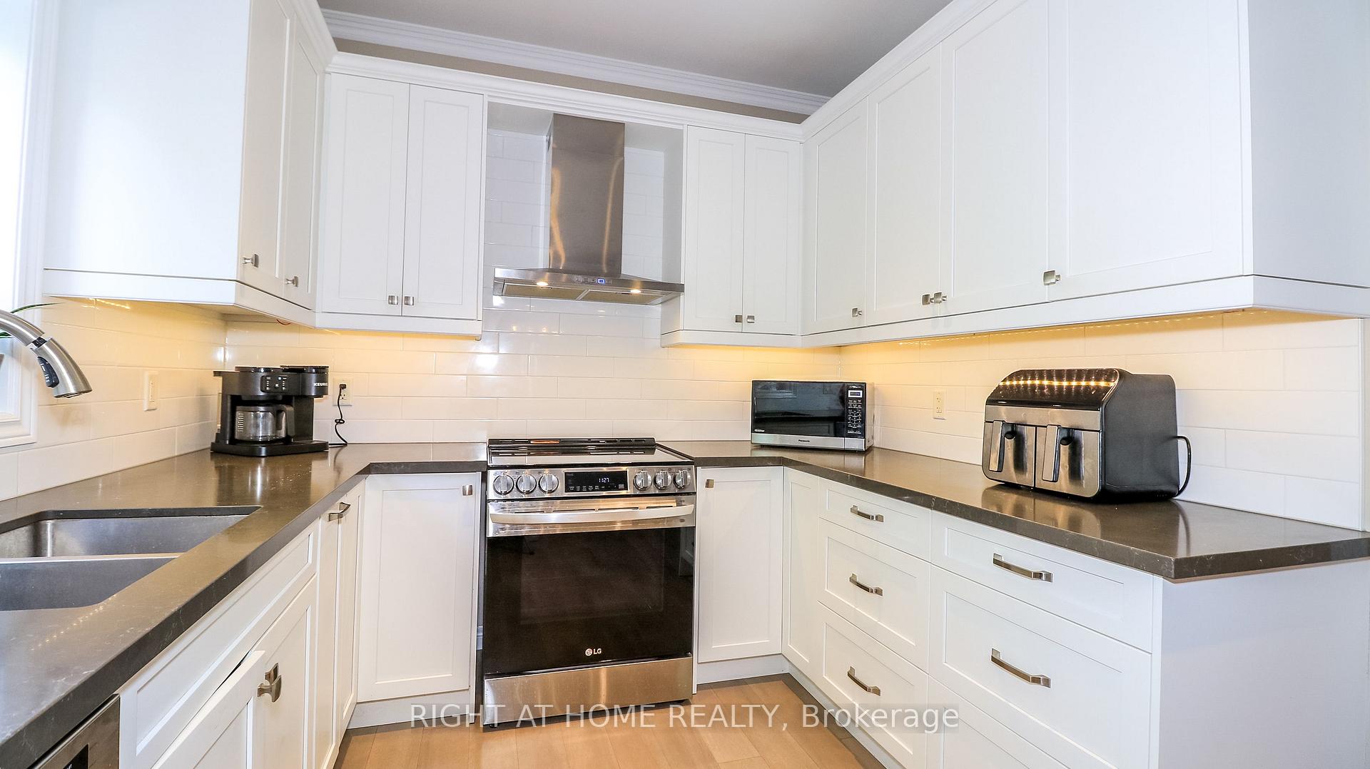 Photo 10 of 26 Stapleton Place, Barrie, Ardagh — HOMEH