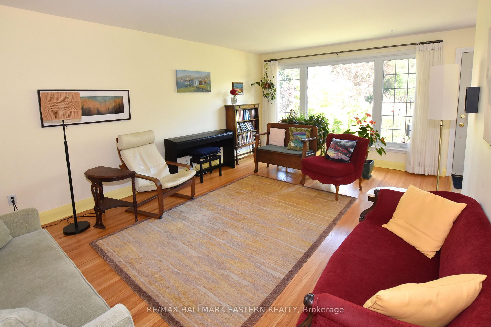 Photo 6 of 819 Rishor Crescent, Peterborough, Northcrest Ward 5 — HOMEH