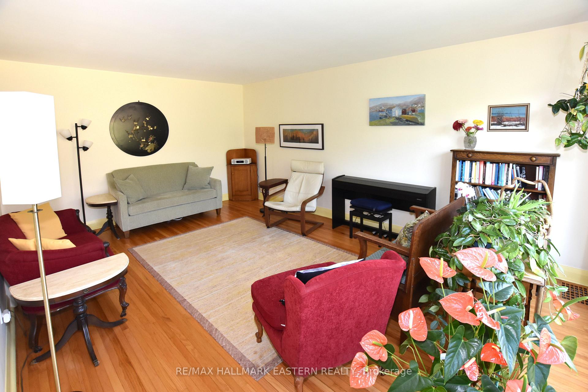 Photo 7 of 819 Rishor Crescent, Peterborough, Northcrest Ward 5 — HOMEH