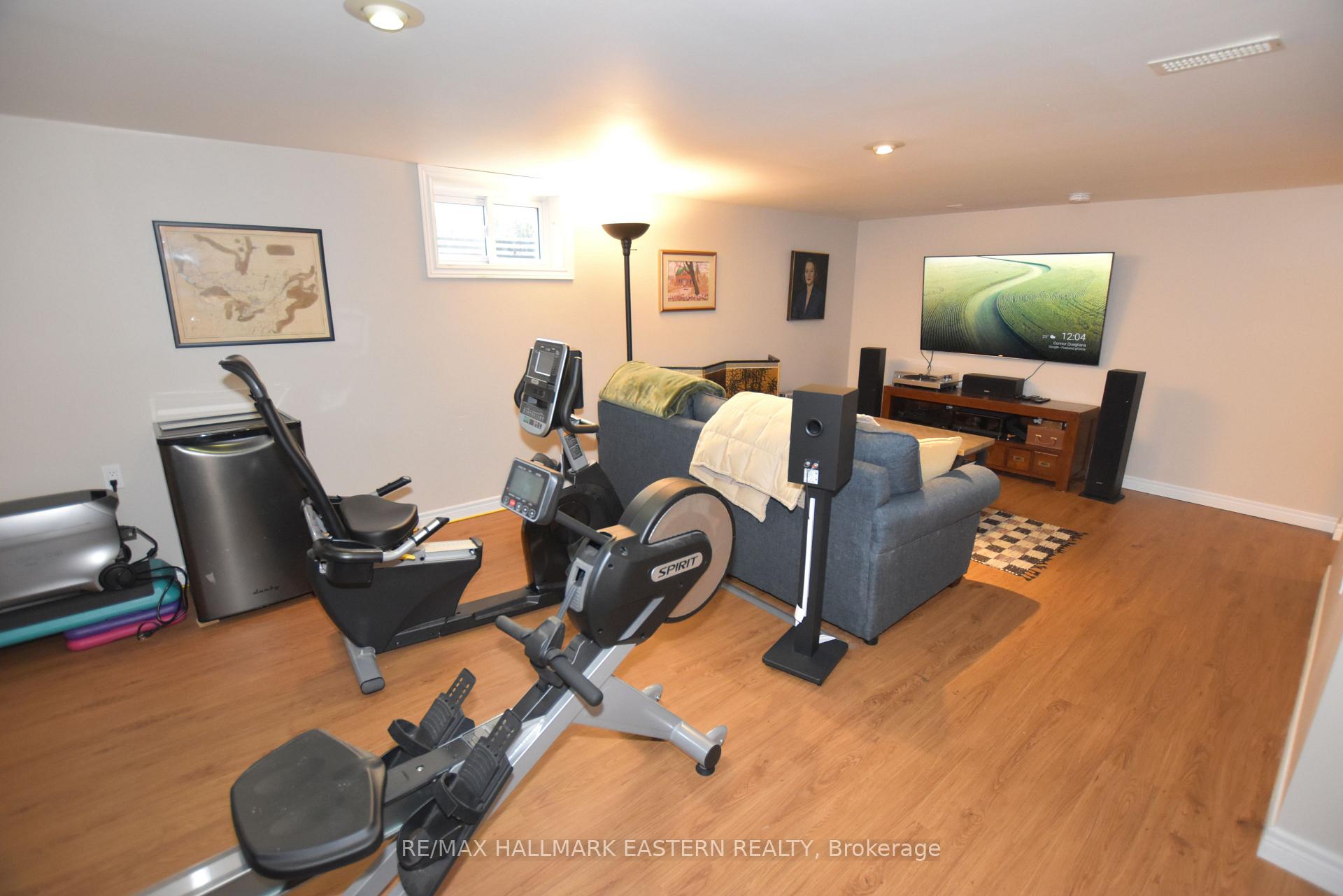 Photo 16 of 819 Rishor Crescent, Peterborough, Northcrest Ward 5 — HOMEH