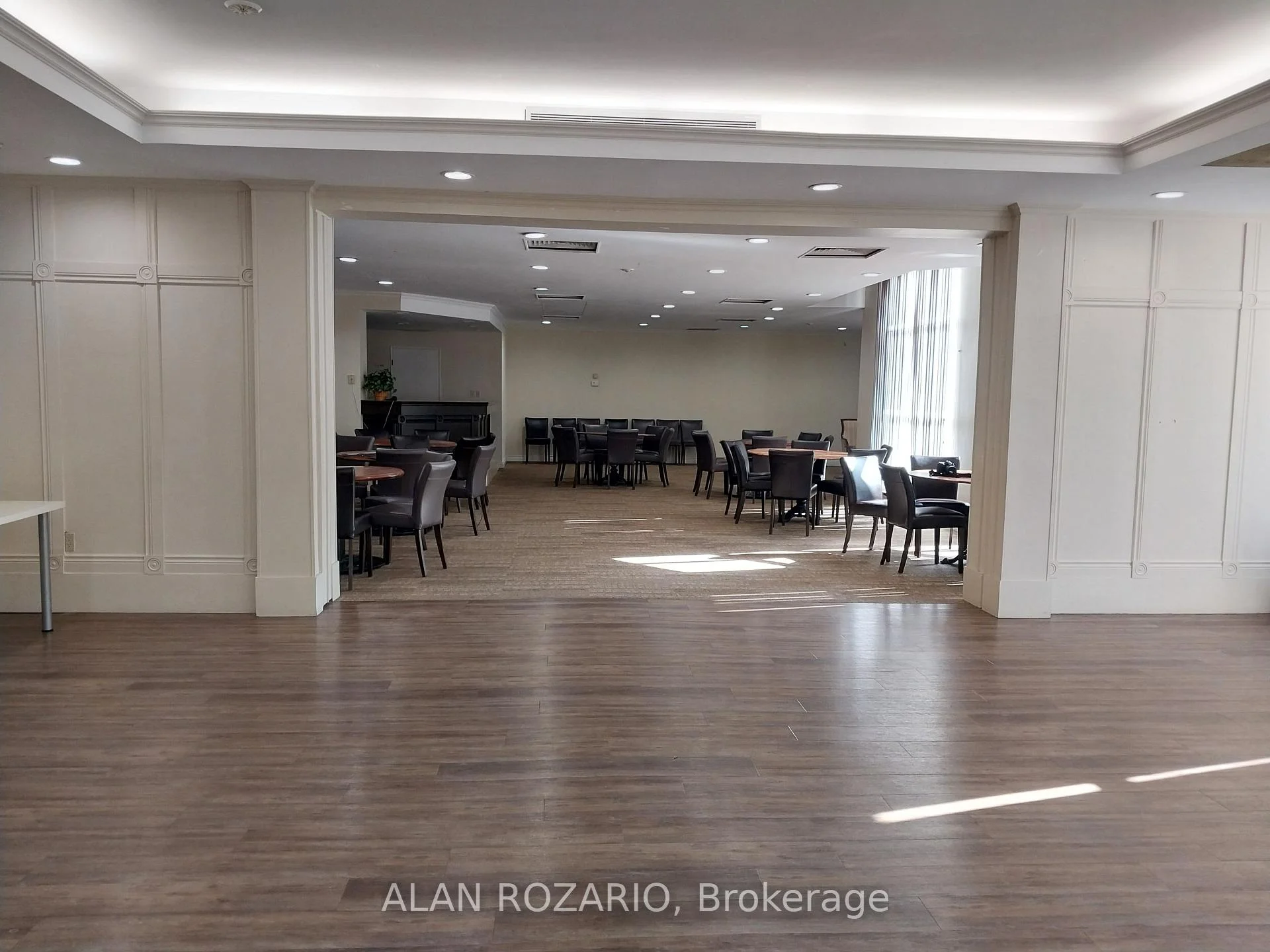 Photo 4 of Unit 103, 8351 Mclaughlin Road S, Brampton, Brampton South — HOMEH