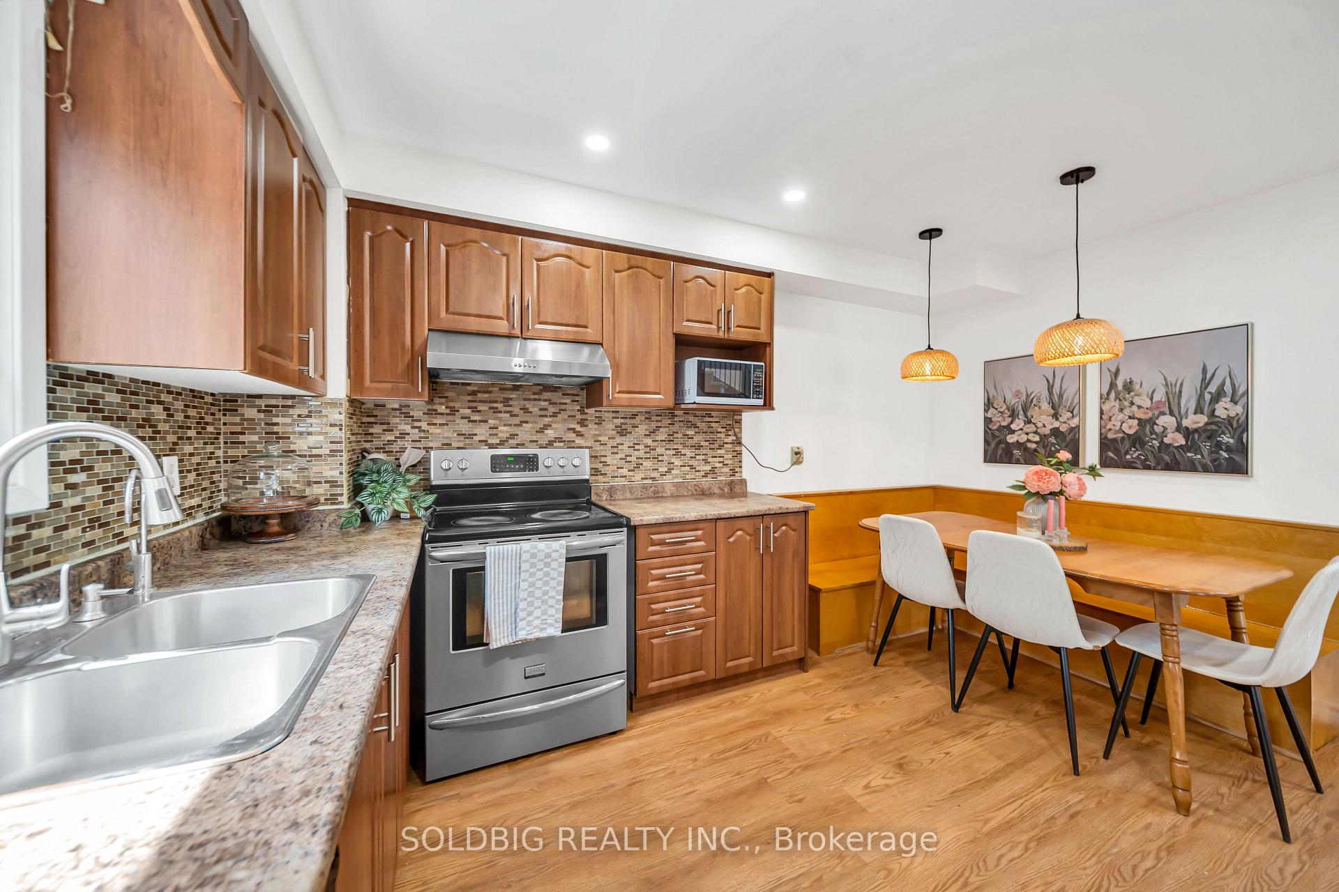 Photo 11 of 76 Banting Crescent, Brampton, Fletcher's West — HOMEH
