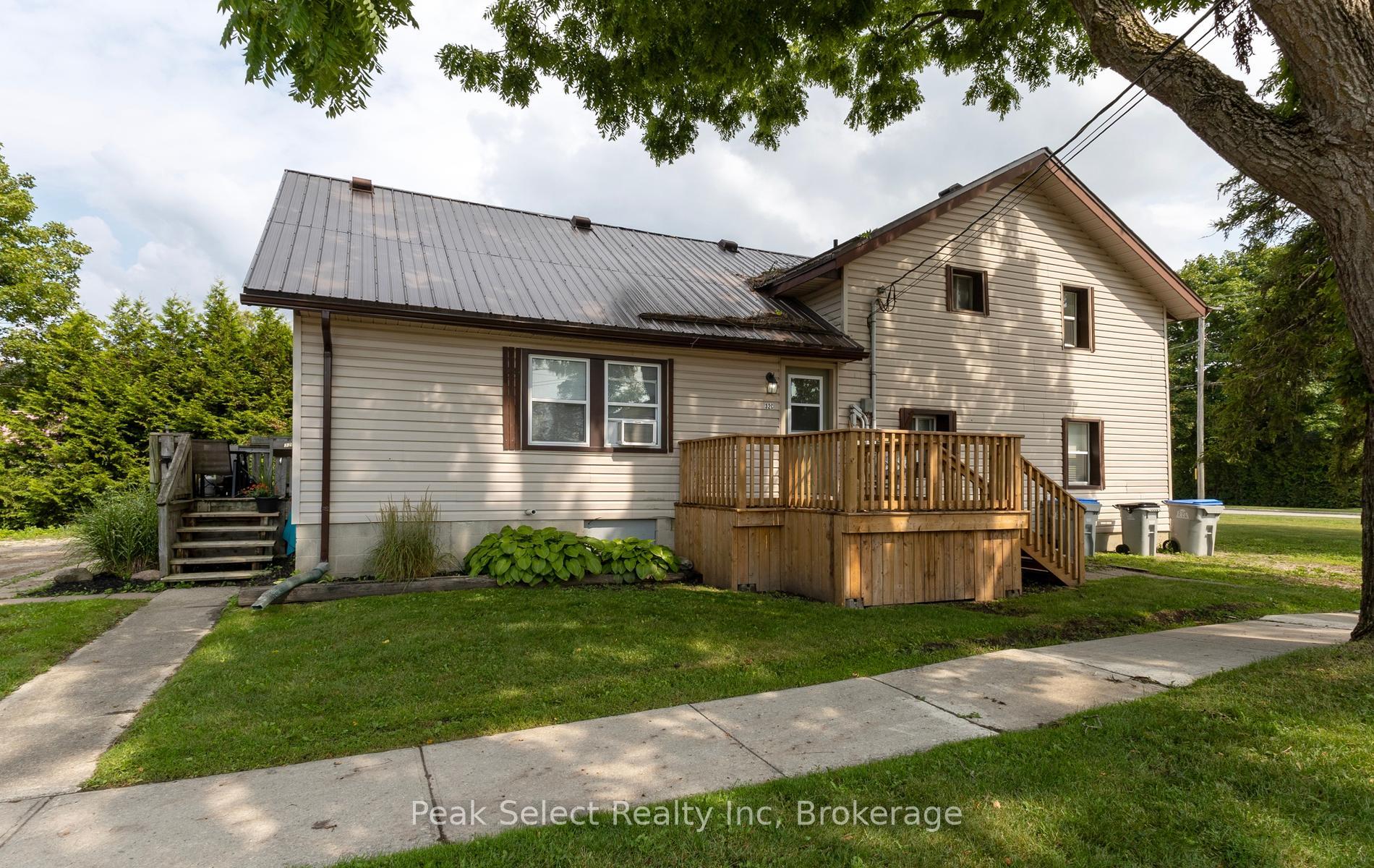 Front of 32 Victoria Street W