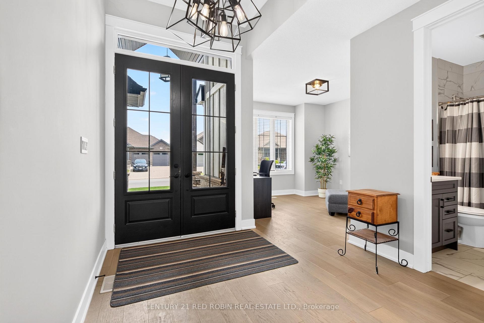 Photo 3 of 35 Elliot Street, Strathroy-Caradoc, SE — HOMEH