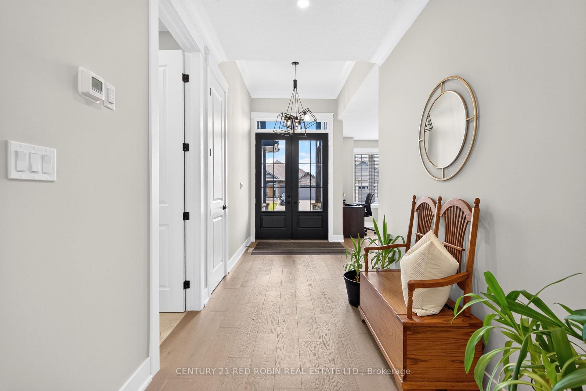 Photo 4 of 35 Elliot Street, Strathroy-Caradoc, SE — HOMEH