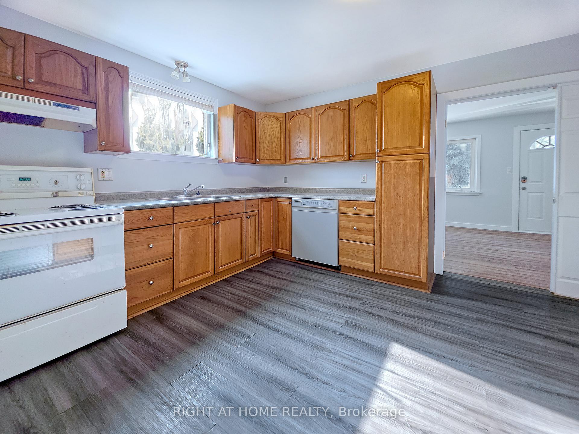 Photo 4 of 9 Rogers Road, Brampton, Brampton West — HOMEH