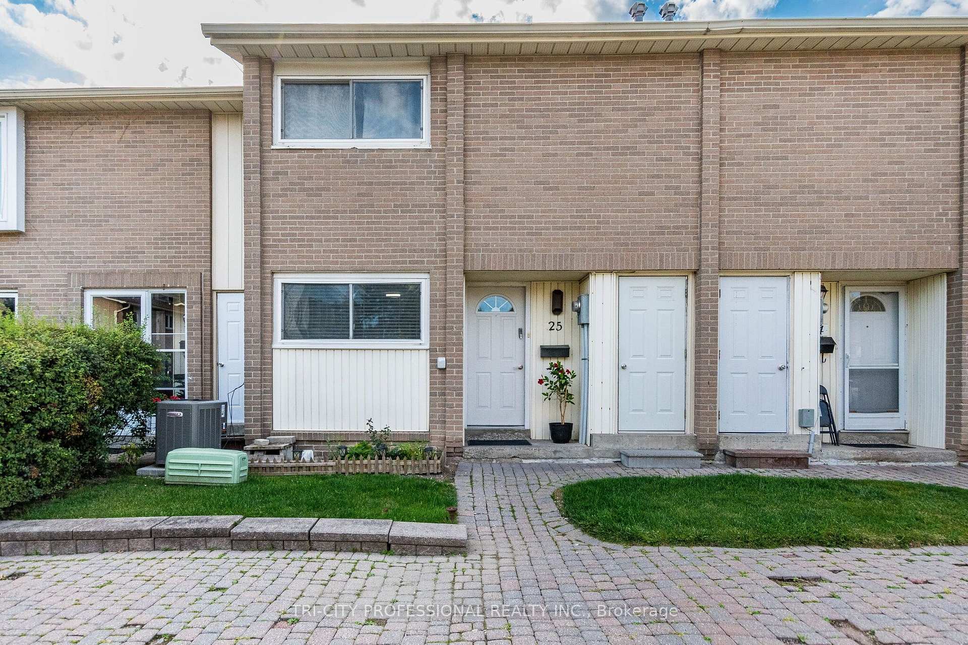 Photo 3 of 25 Craigleigh Crescent, Brampton, Avondale — HOMEH