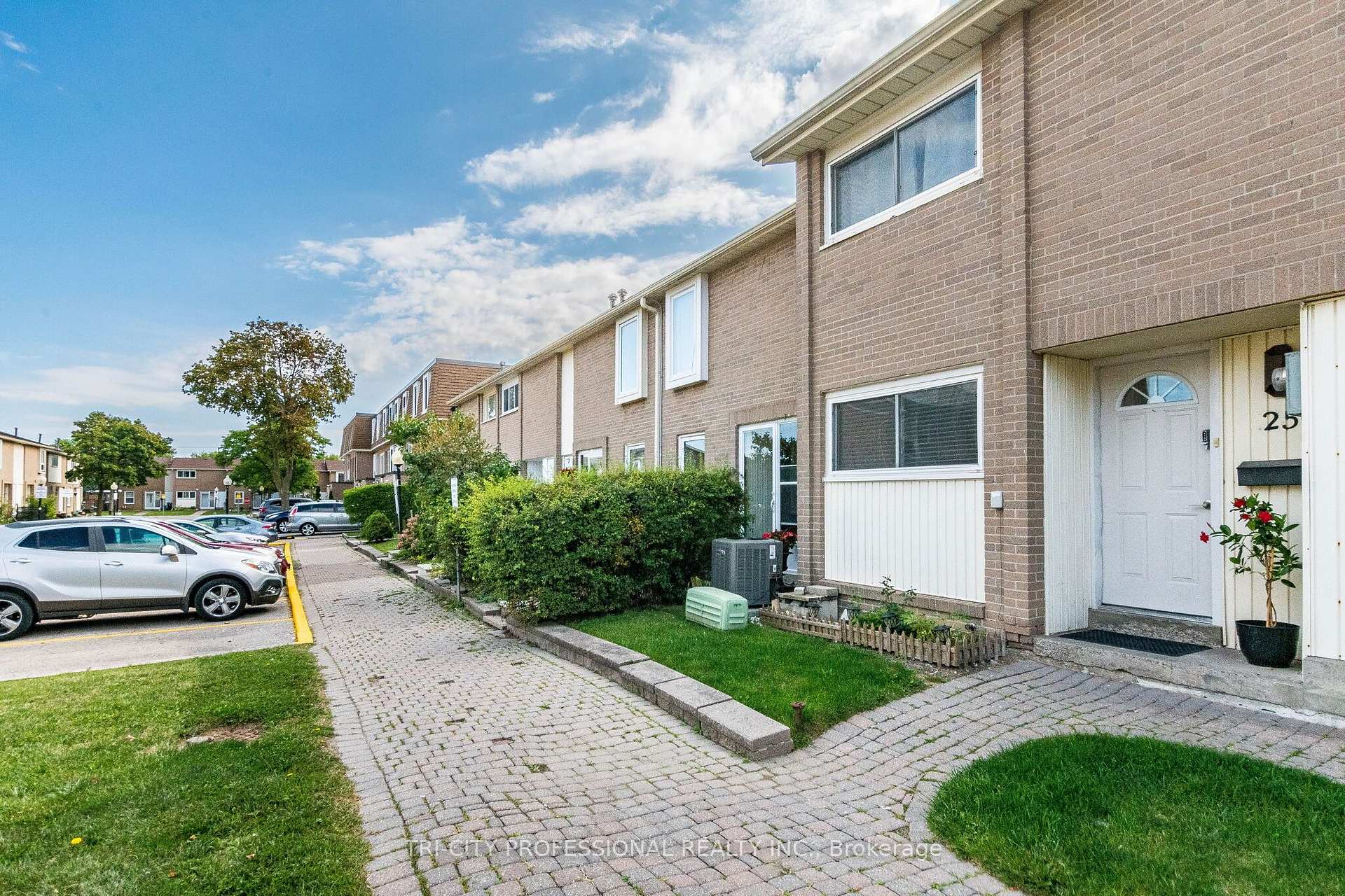 Photo 4 of 25 Craigleigh Crescent, Brampton, Avondale — HOMEH
