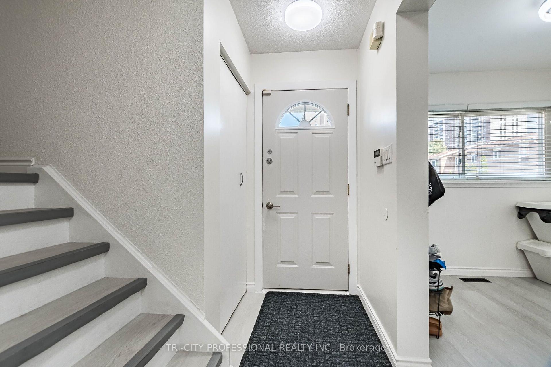 Photo 8 of 25 Craigleigh Crescent, Brampton, Avondale — HOMEH