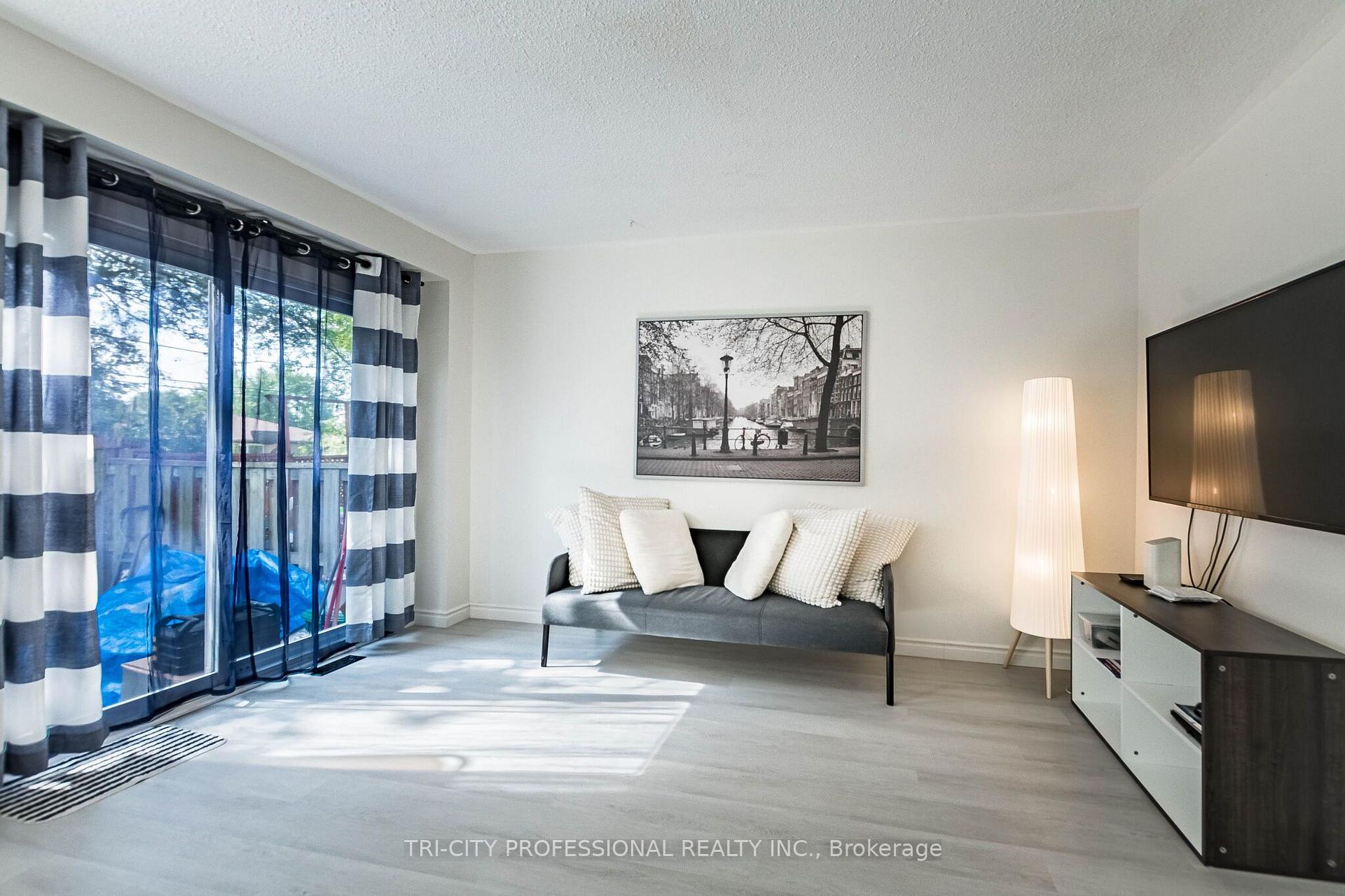 Photo 10 of 25 Craigleigh Crescent, Brampton, Avondale — HOMEH