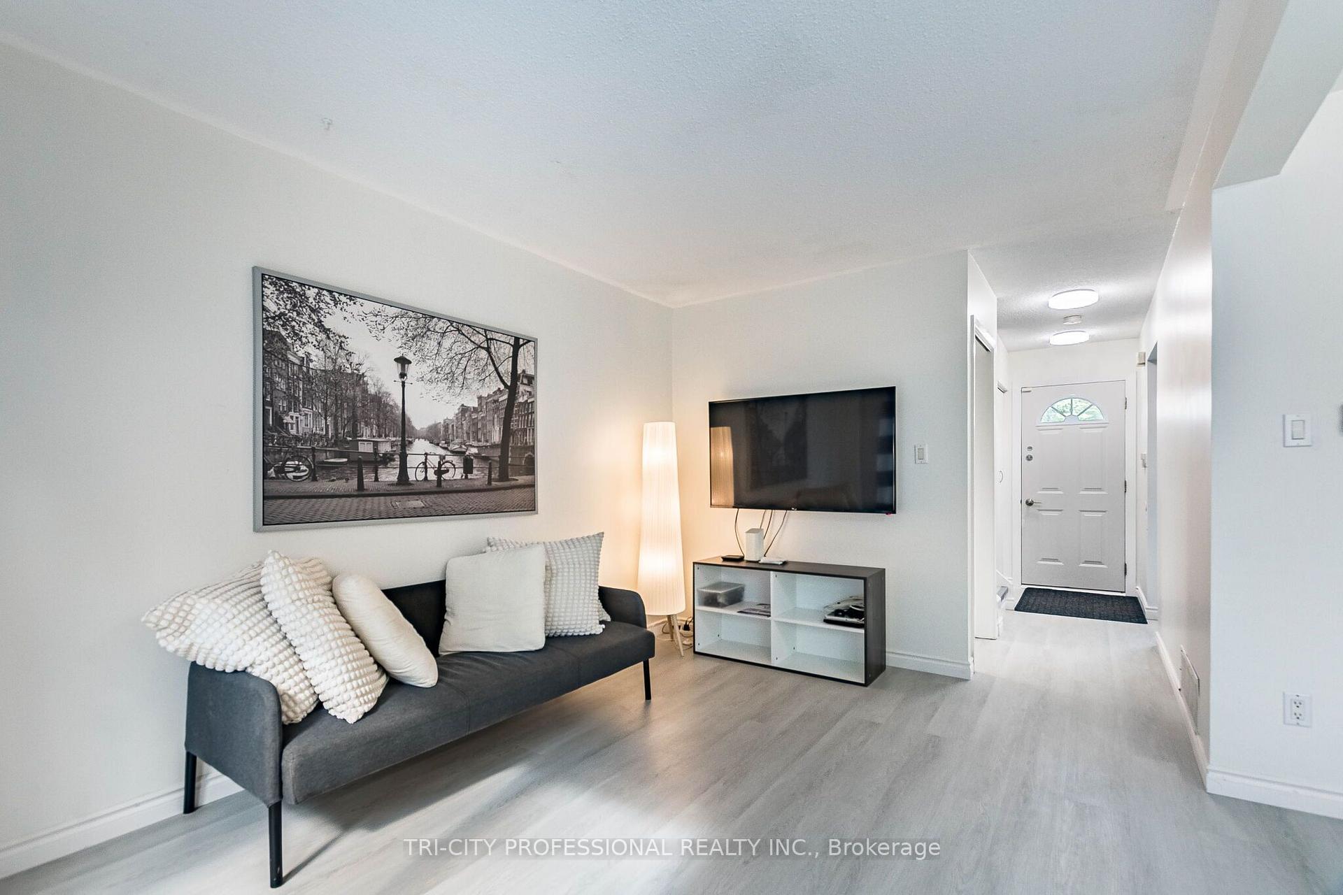 Photo 13 of 25 Craigleigh Crescent, Brampton, Avondale — HOMEH