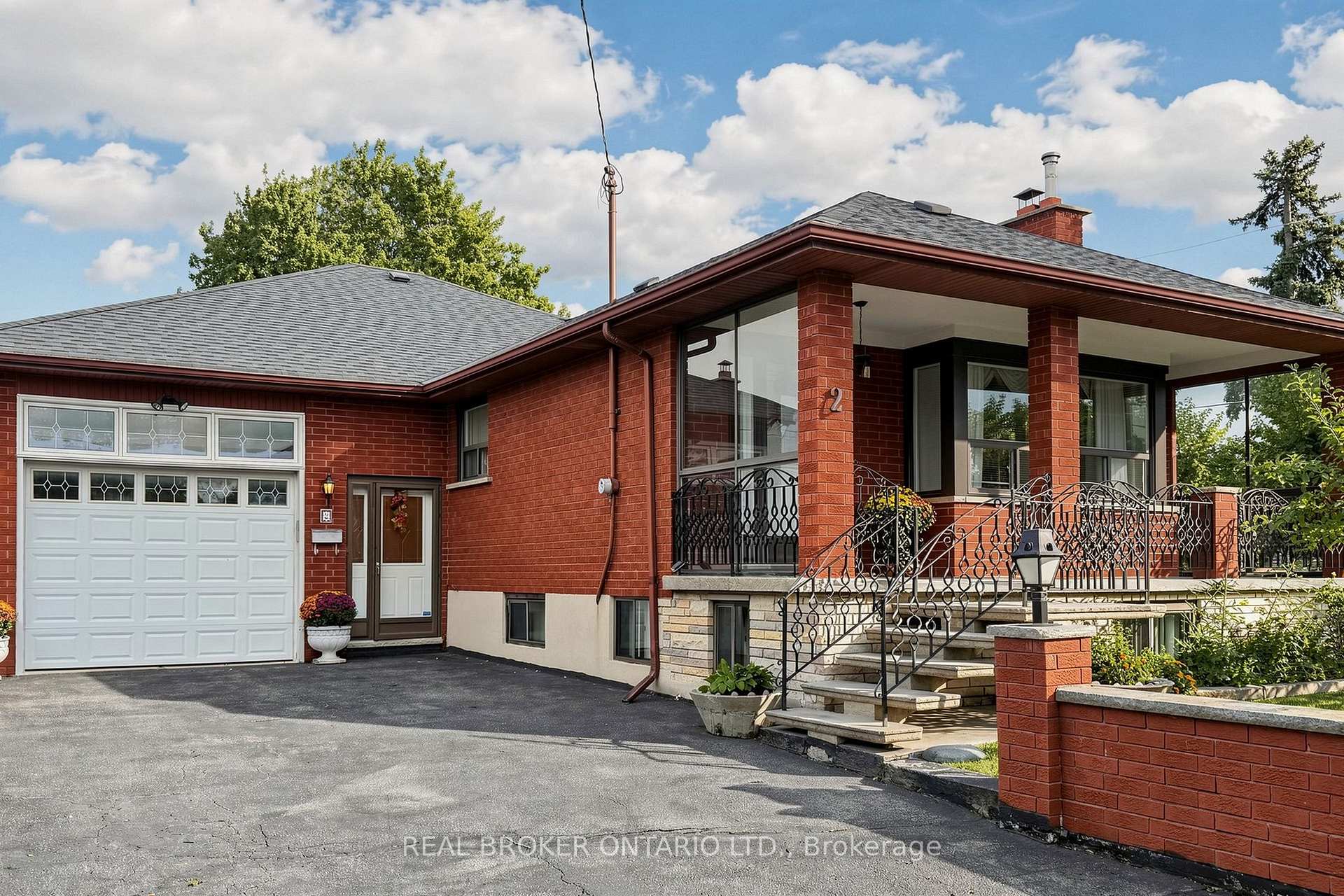 Photo 3 of 2 Dorking Crescent, North York, Downsview-Roding-CFB — HOMEH