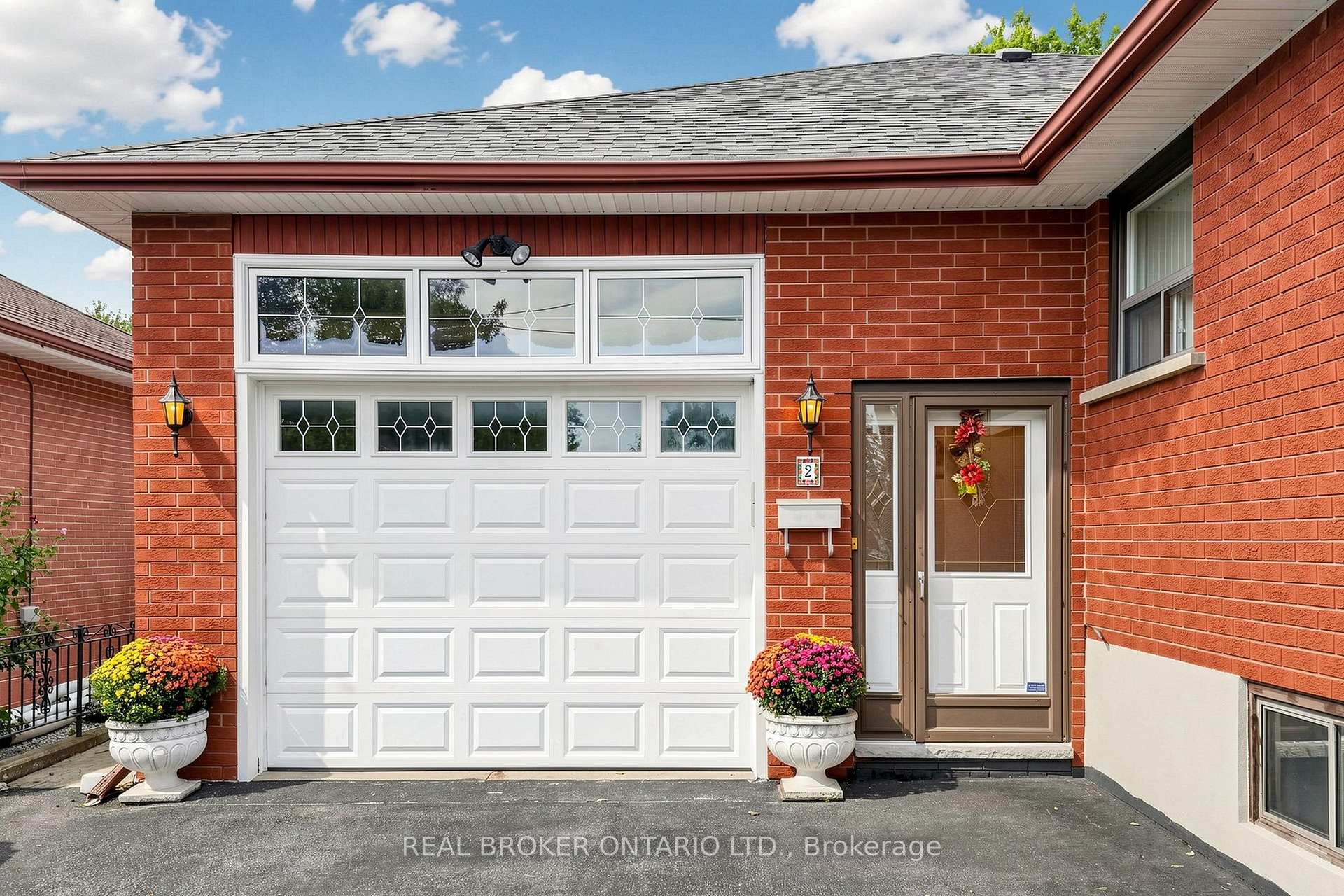 Photo 4 of 2 Dorking Crescent, North York, Downsview-Roding-CFB — HOMEH
