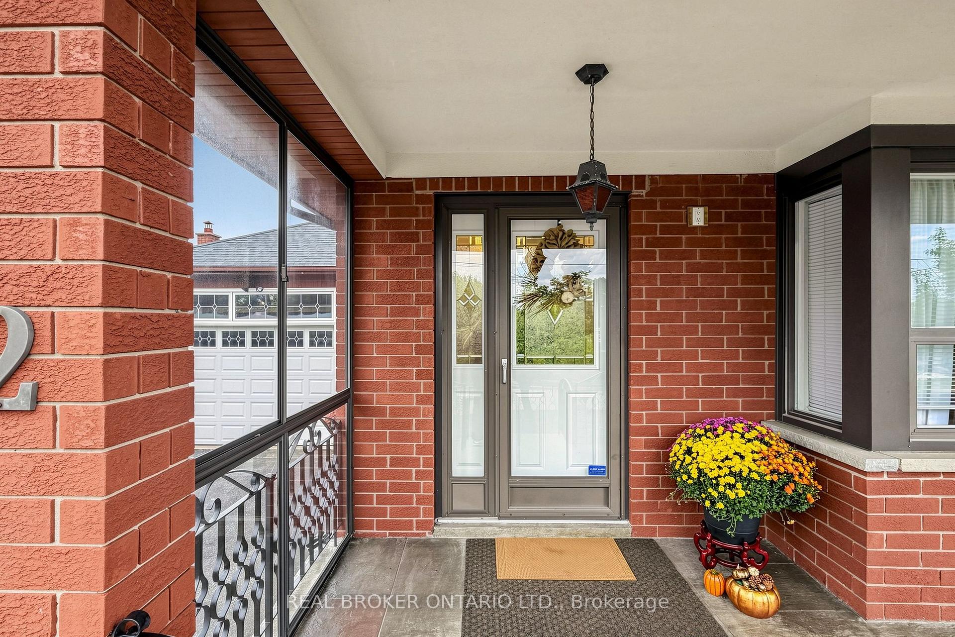 Photo 5 of 2 Dorking Crescent, North York, Downsview-Roding-CFB — HOMEH