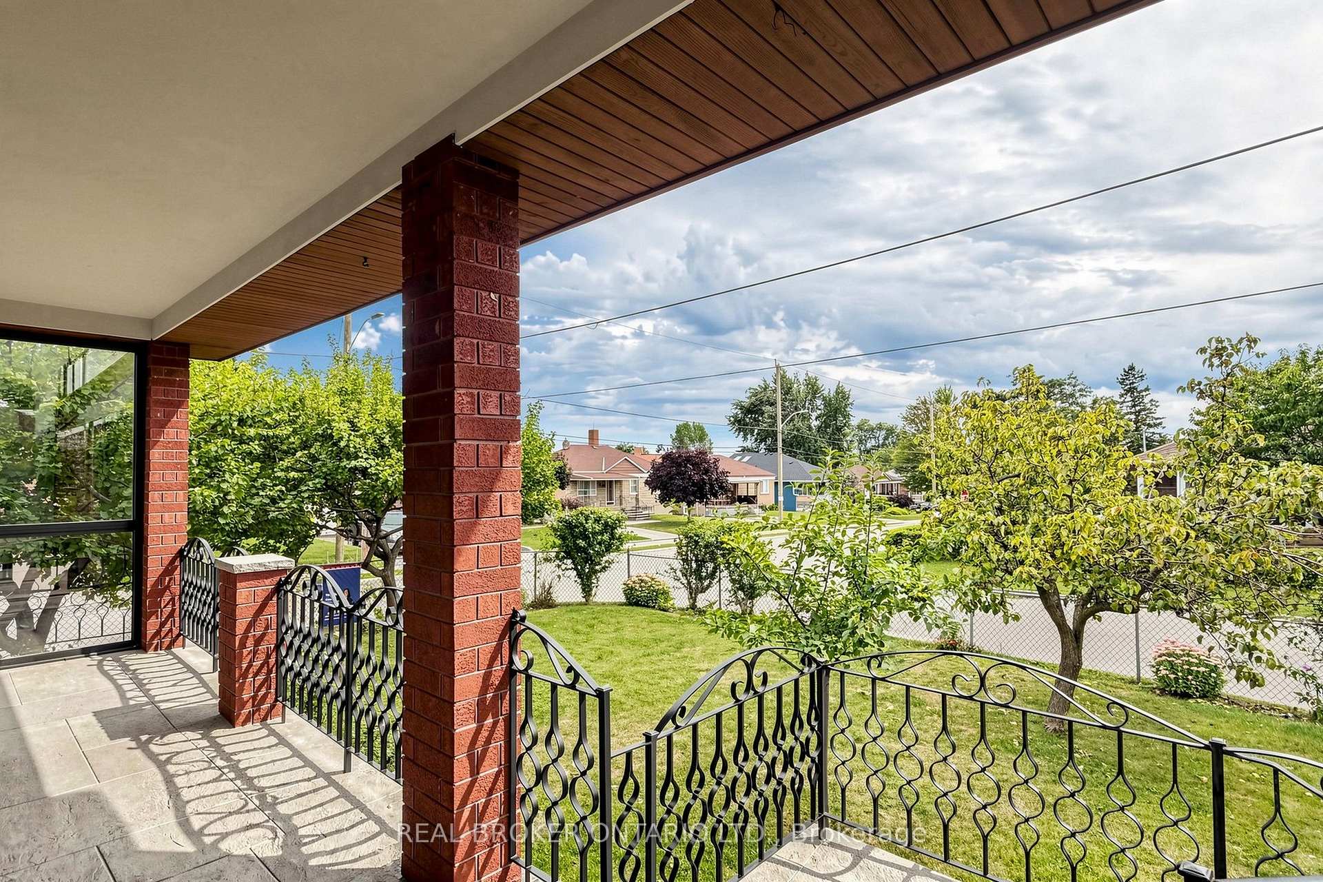 Photo 6 of 2 Dorking Crescent, North York, Downsview-Roding-CFB — HOMEH